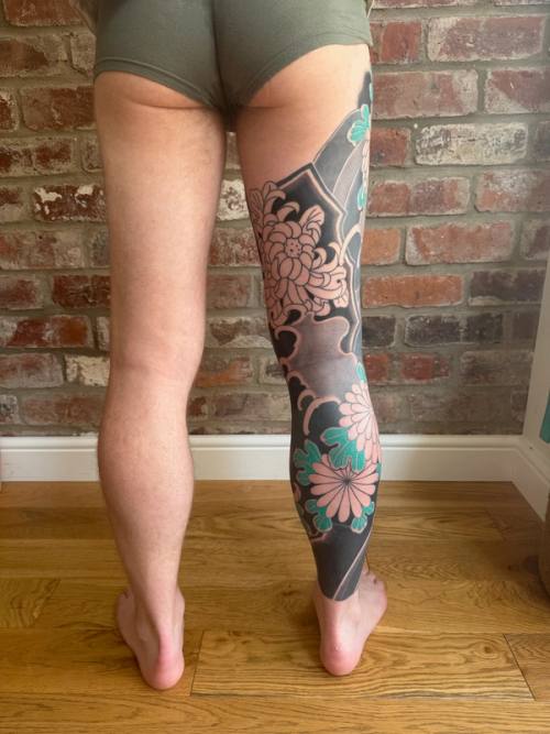 Back of the right leg at home, chrysanthemums with the first green petals