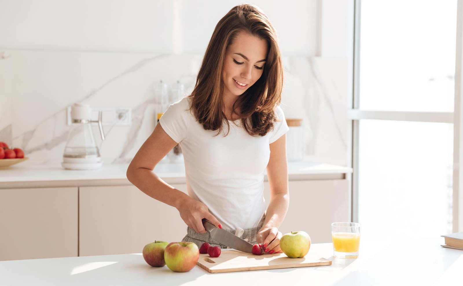 woman cutting apples