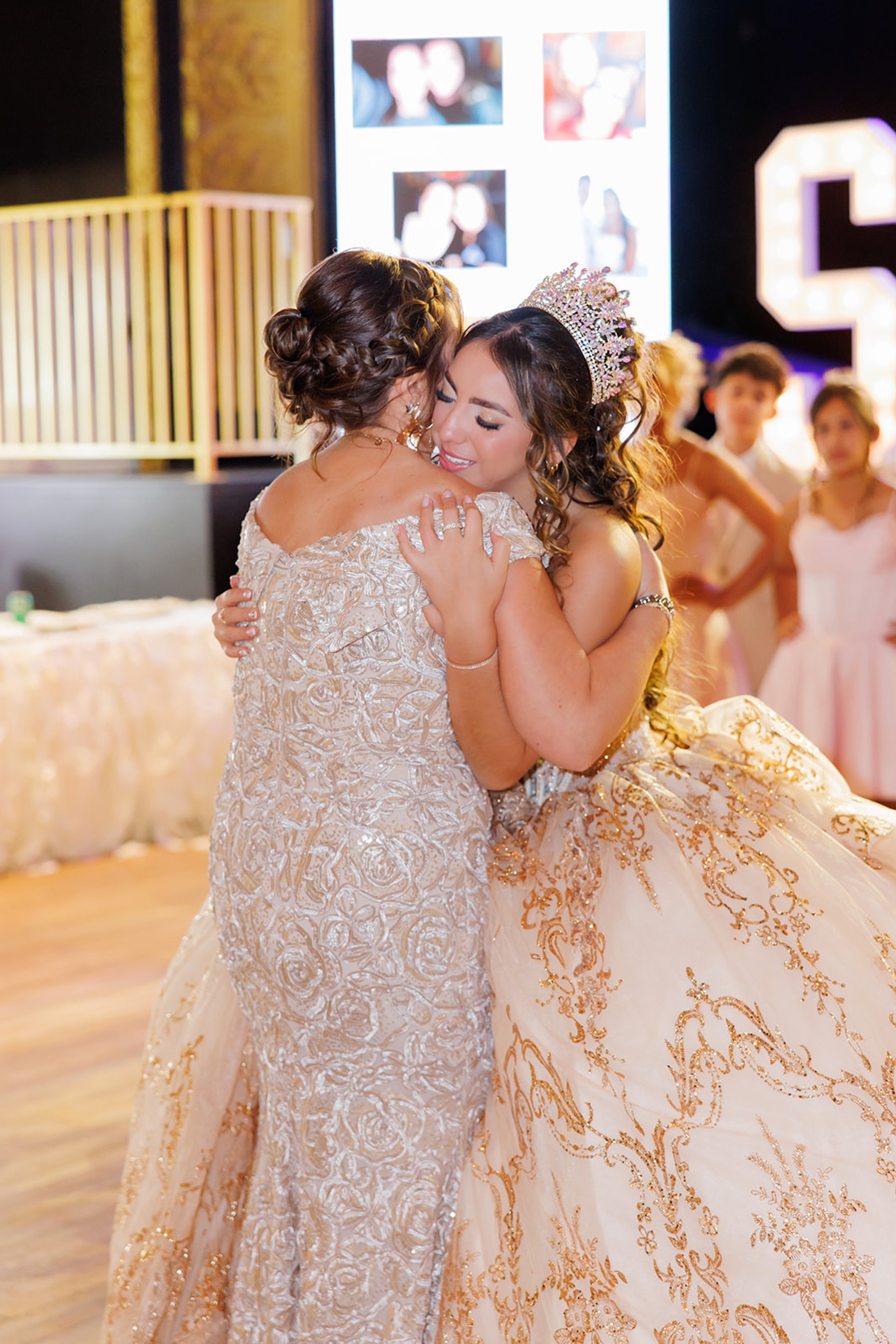 Sophia y su mamá en un abrazo lleno de cariño en la pista de baile de su quinceañera en Omaha