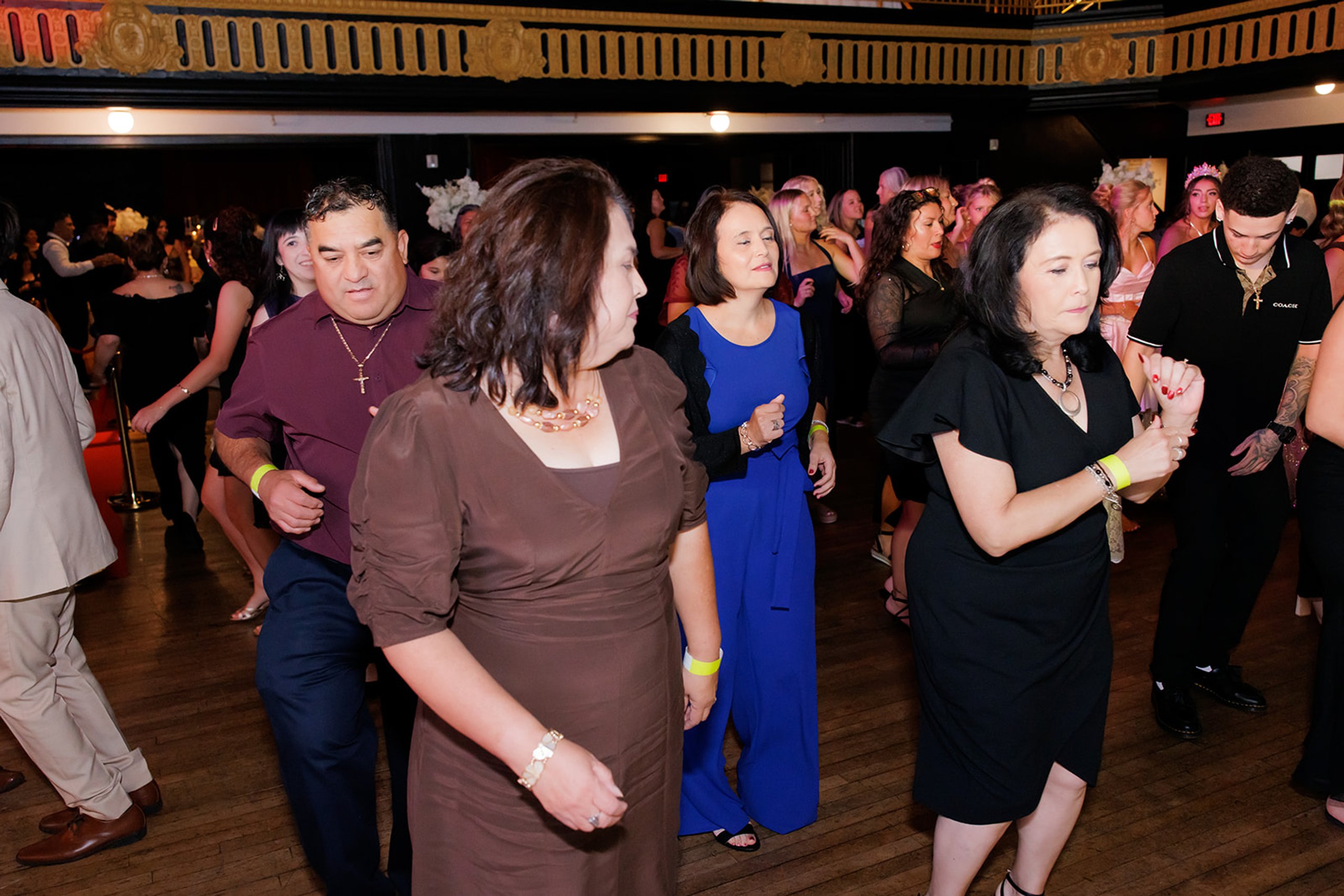 Familiares bailando y sonriendo en la pista durante una quinceañera en Omaha