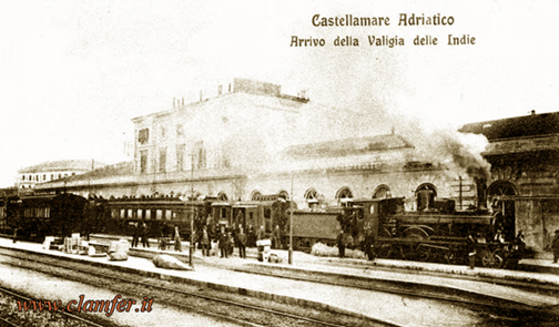 ALa “Valigia delle Indie” nella stazione di Pescara (all’epoca denominata Castellammare Adriatico