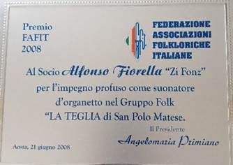 Targa Premio FAFIT (Federazione Associazioni Folkloriche Italiane) 2008 a favore di Alfonso Fiorella “Zi Fonz” per l’impegno come suonatore d’organetto nel Gruppo Folk “La Teglia” di San Polo Matese Foto by Lorenzo Bove