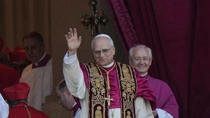 Papa Leone XIV affacciato al balcone centrale della basilica di San Pietro