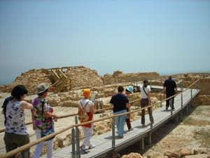 Immagine da “QUMRAN: IL MISTERO DEI ROTOLI DEL MAR MORTO”