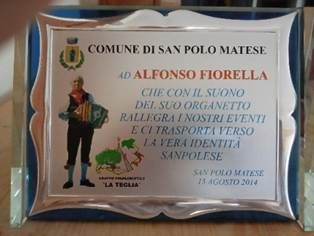 Targa Premio del Comune di San Polo Matese a favore di Alfonso Fiorella “che con il suono del suo organetto rallegra i nostri eventi e ci trasporta verso la vera identità Sanpolese”, del 15 agosto 2014. Foto by Lorenzo Bove