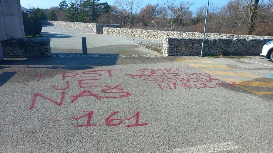 Immagine da “Le Foibe imbrattate con scritte vandaliche”