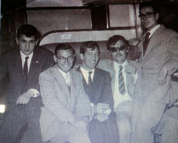 Da sinistra: Lorenzo Bove, Fernando Chiaromonte, Vittorio Nista, Franco Sampietro, Alfonso Chiaromonte, in viaggio nella Littorina da Poggio Imperiale a San Severo nell’anno 1963 Foto by Lorenzo Bove