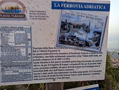 Cartello esplicativo sulla costa dei trabocchi (Abruzzo), che ricorda il passaggio della Valigia delle Indie sulla ferrovia Adriatica Foto ri repertorio da Internet