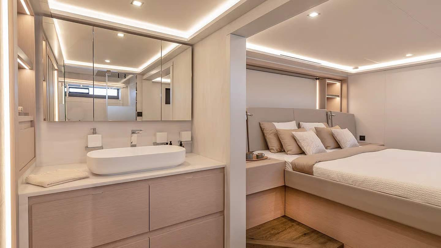 Luksusowa kabina właścicielska na katamaranie Fountaine Pajot Thíra 80 z dużym łóżkiem i elegancką łazienką.