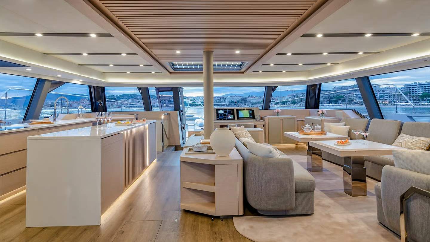 Fountaine Pajot Thíra 80 - wnętrze
