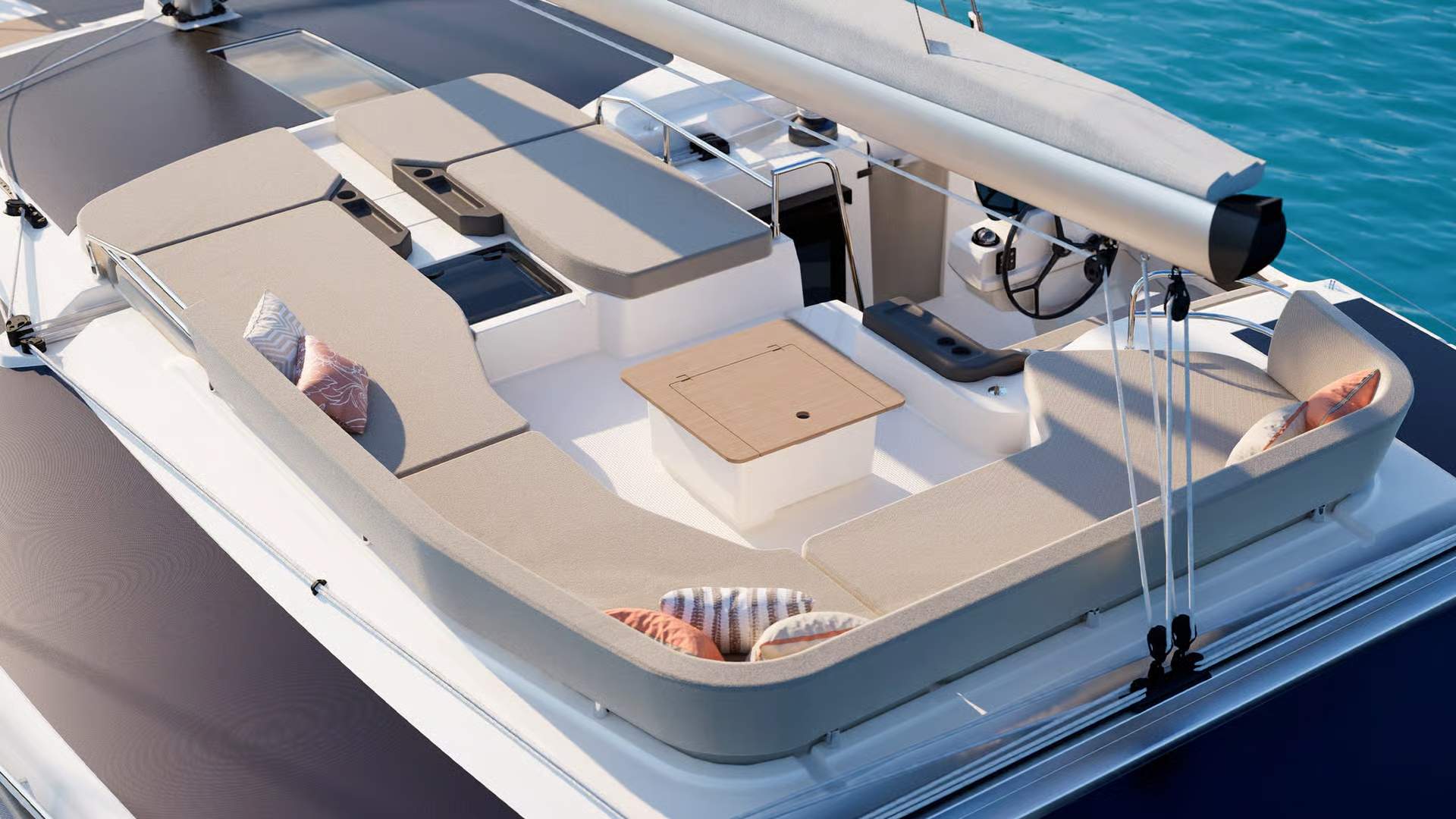 Blick von oben auf das Flybridge des Katamarans Fountaine Pajot FP48 mit Liegen, Sitzgelegenheiten und Steuerstand.