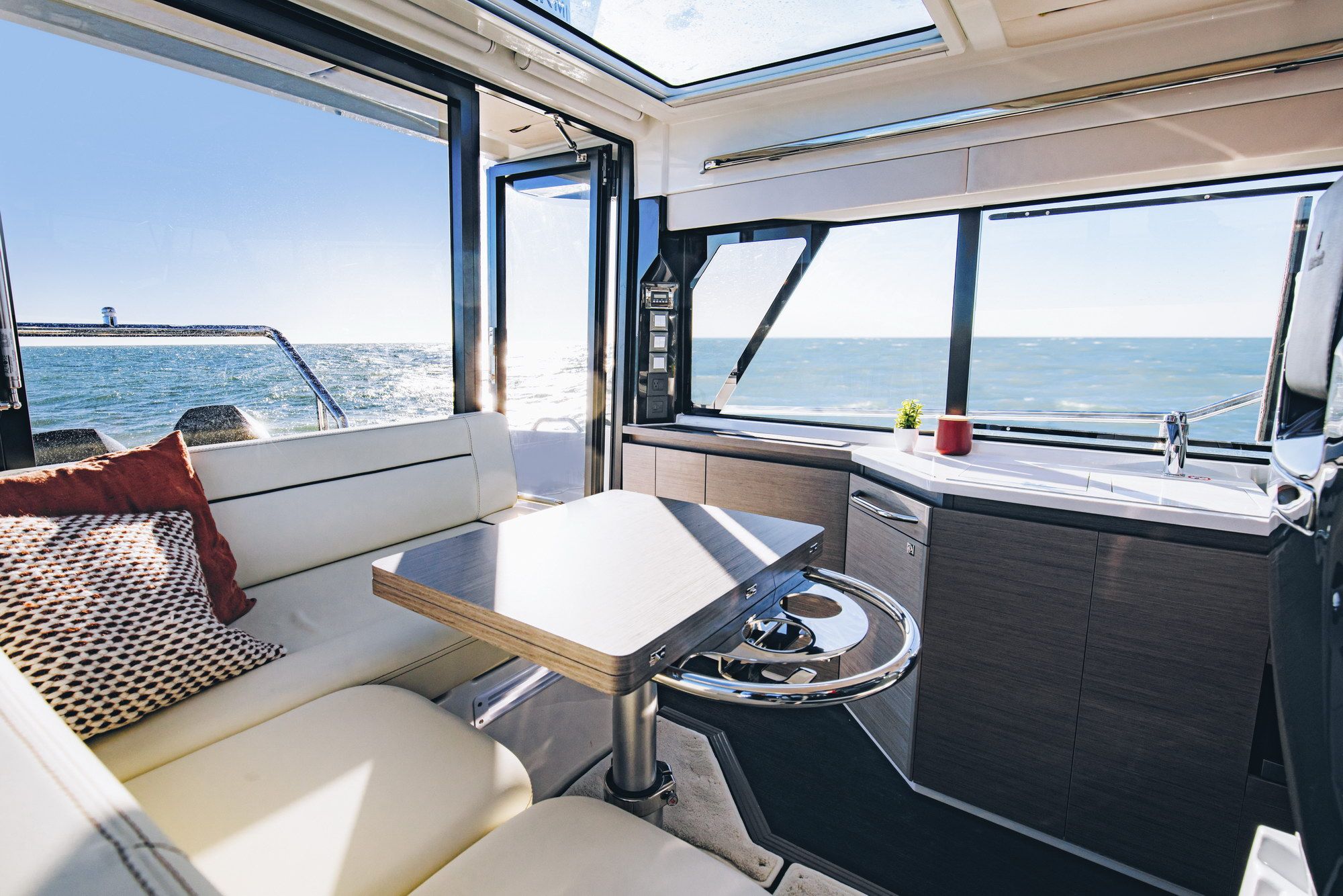 Wnętrze salonu Wellcraft 38 Explorer z widokiem na morze.