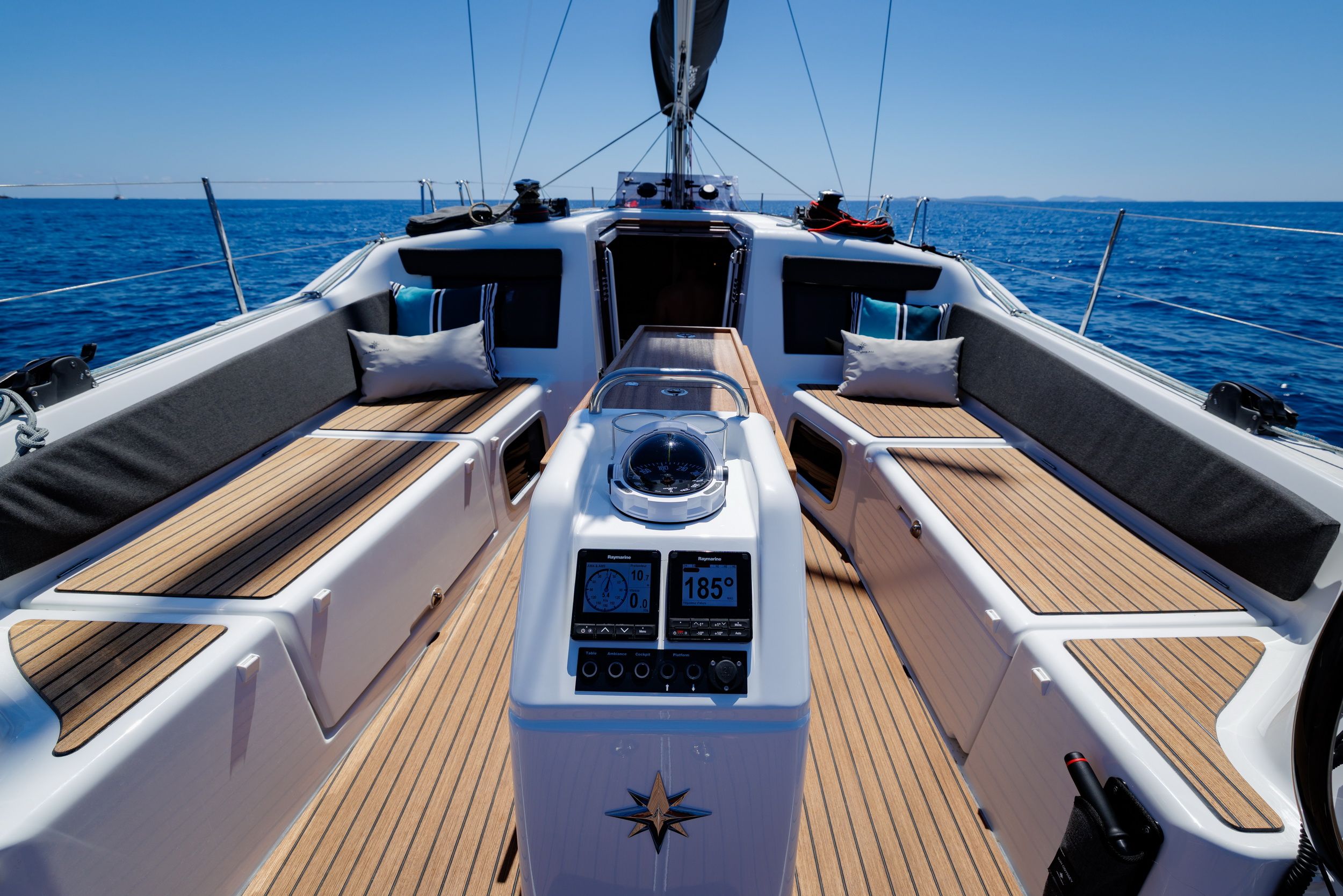 Blick auf das Cockpit der Segelyacht Jeanneau Sun Odyssey 415 mit Steuerkonsole, Elektronik und Holzdeck.