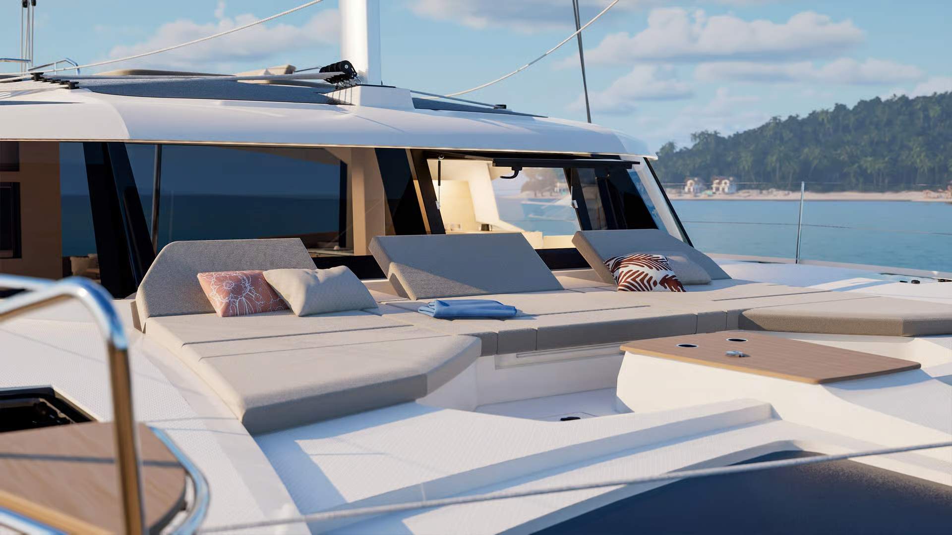 Przestronny pokład dziobowy katamaranu Fountaine Pajot FP48 z wygodnymi leżankami i widokiem na morze.