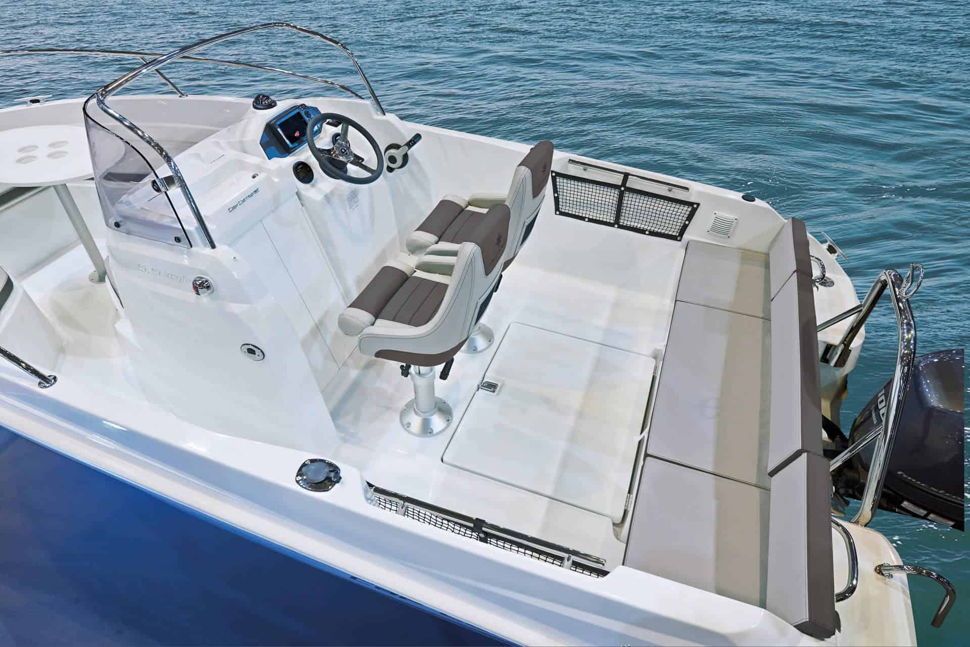 Blick von oben auf das Cockpit des Motorboots Jeanneau Cap Camarat 5.5 CC mit Steuerkonsole, Sitzen und Heck.