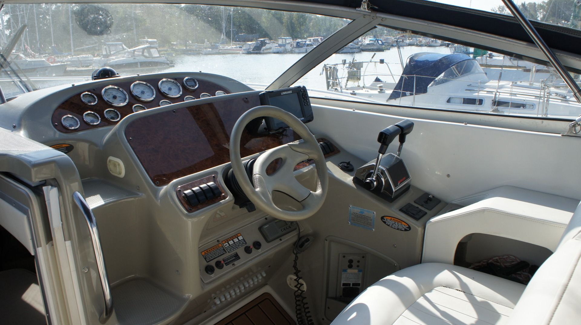 Widok na stanowisko sternika Bayliner 3055 Ciera z kierownicą, deską rozdzielczą z zegarami i ploterem Lowrance.