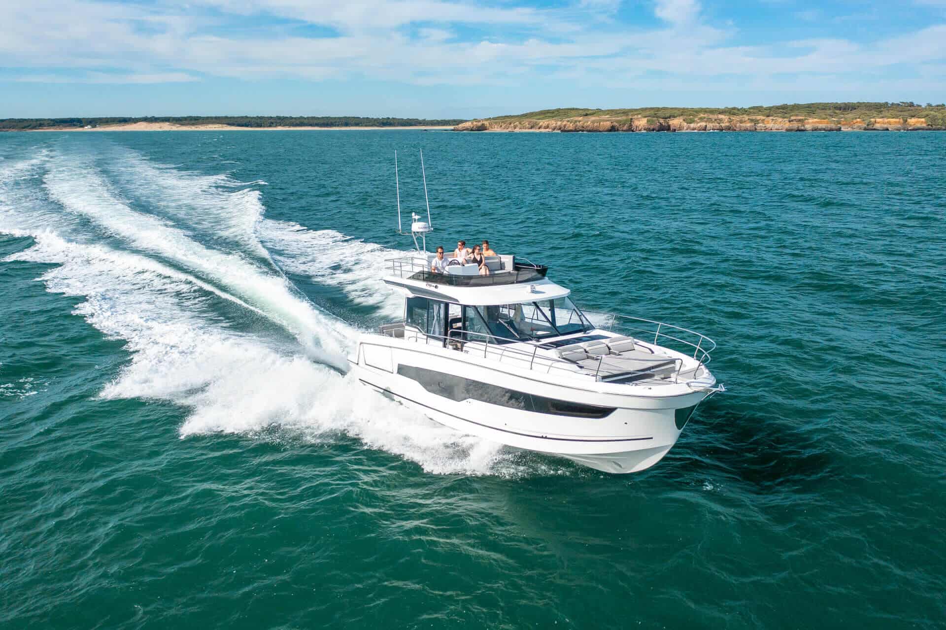 Weiße Motoryacht Jeanneau Merry Fisher 1295 Flybridge auf See, mit sichtbarem Flybridge und Vordeck.
