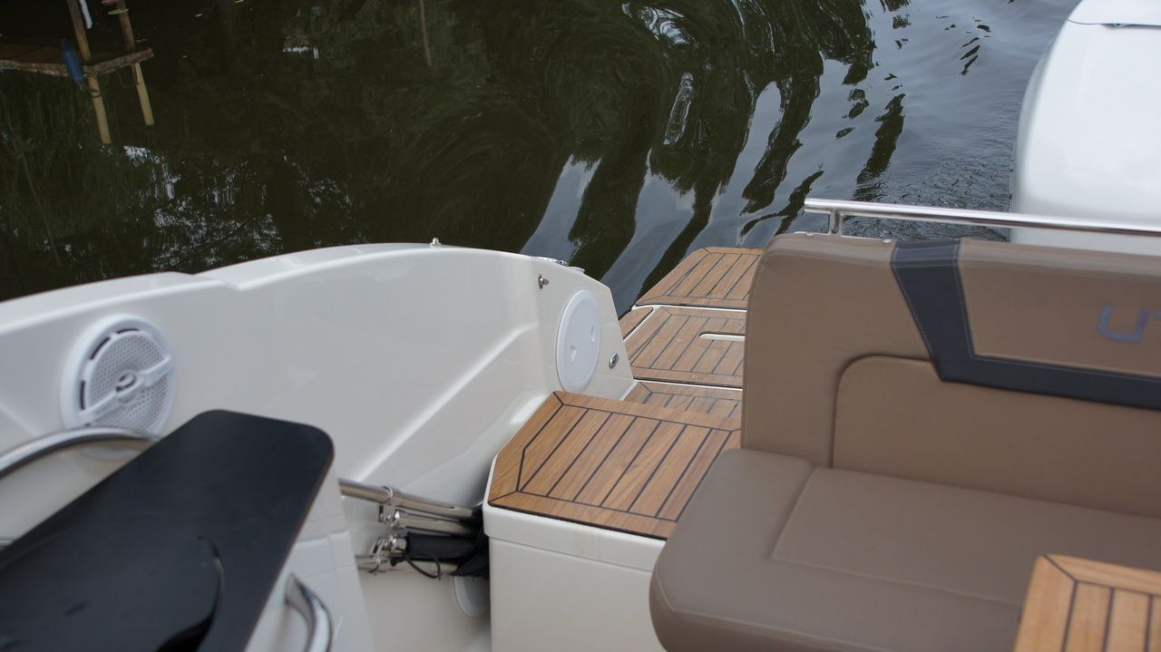 Widok na platformę rufową z laminatem imitującym teak oraz część kokpitu łodzi Uttern D77.