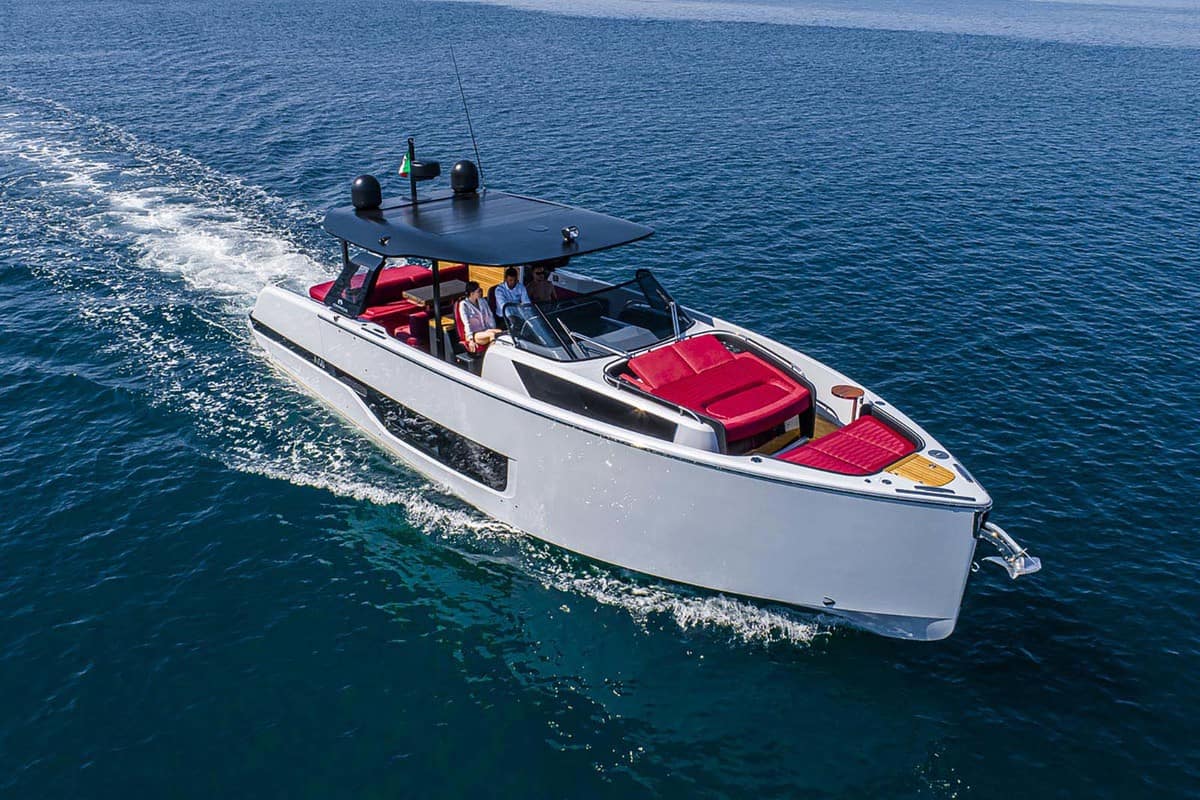 Cranchi A46 Luxury Tender, weiße Motoryacht mit schwarzem T-Top-Dach und roten Sitzen, auf blauem Wasser.