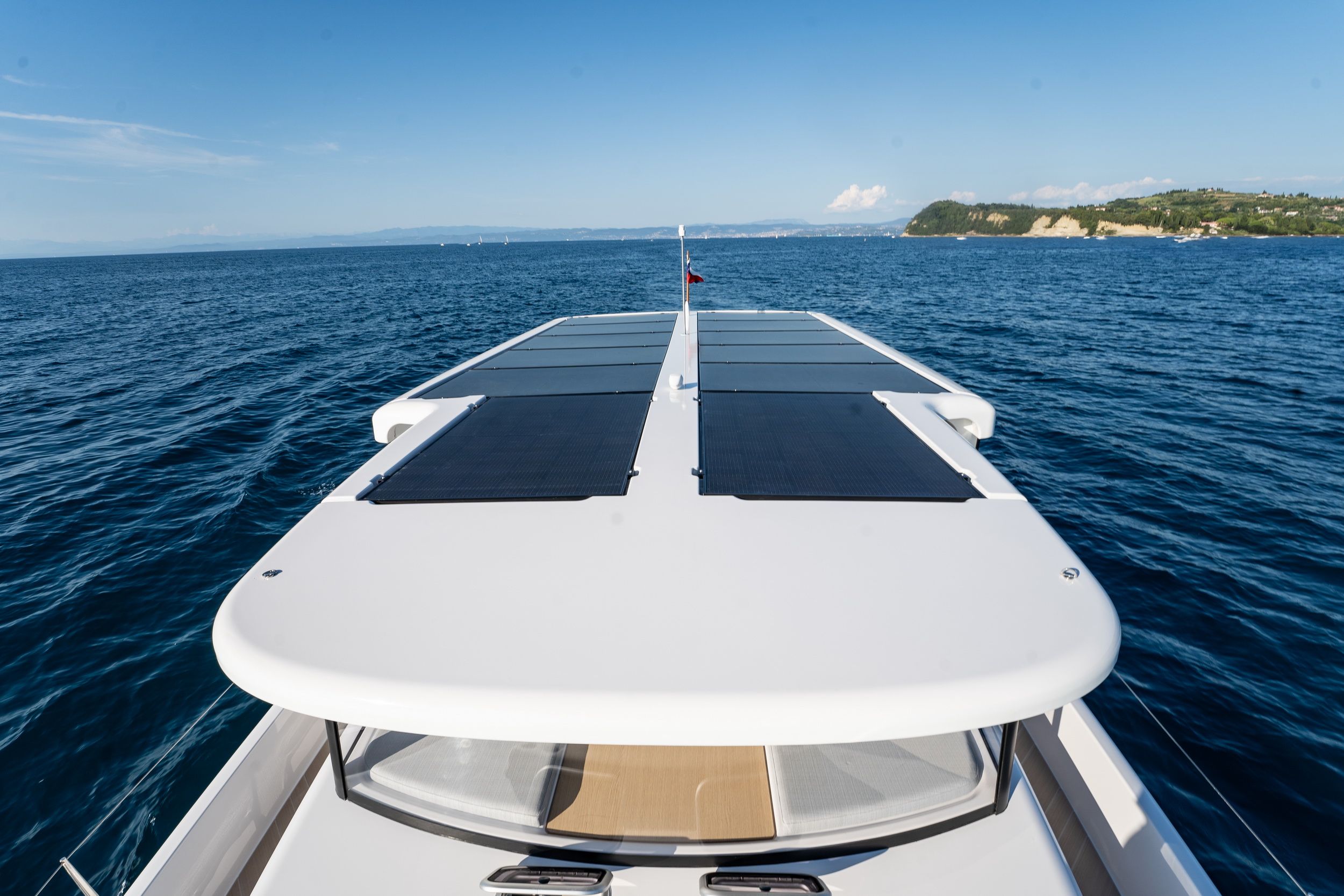 Luftaufnahme des Dachs der Motoryacht Jeanneau Sea Loft 480 mit montierten Solarpanels, auf See.