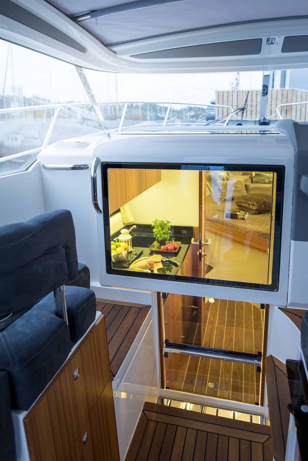Wnętrze jachtu Marex 310 Sun Cruiser, ukazujące kambuz z blatem i umywalką oraz wejście do kabiny sypialnej.