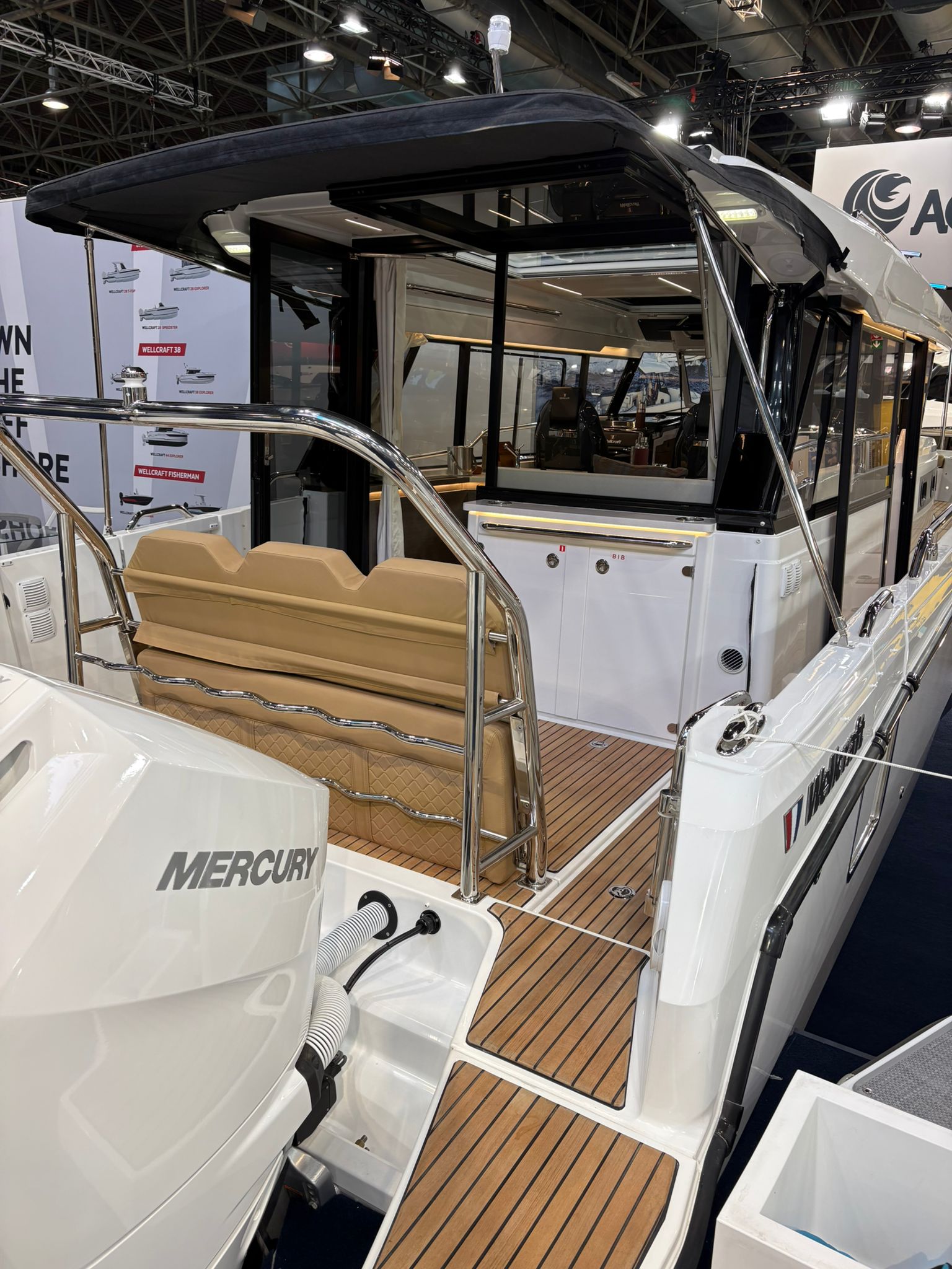 Wellcraft 38 Explorer, widok na rufę z silnikiem zaburtowym Mercury i częścią pokładu.