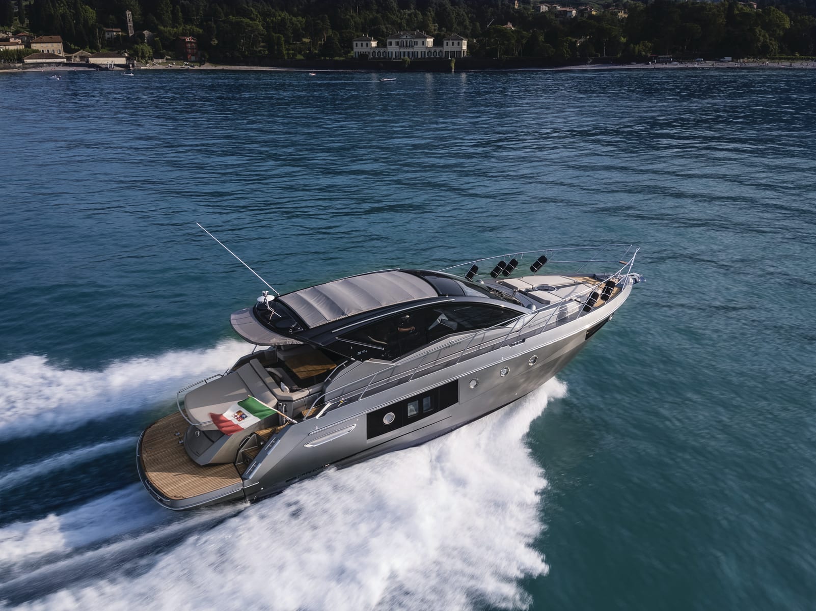 Cranchi M44 HT Motoryacht in der Farbe Grigio Mercurio auf dem Wasser, Luftaufnahme.
