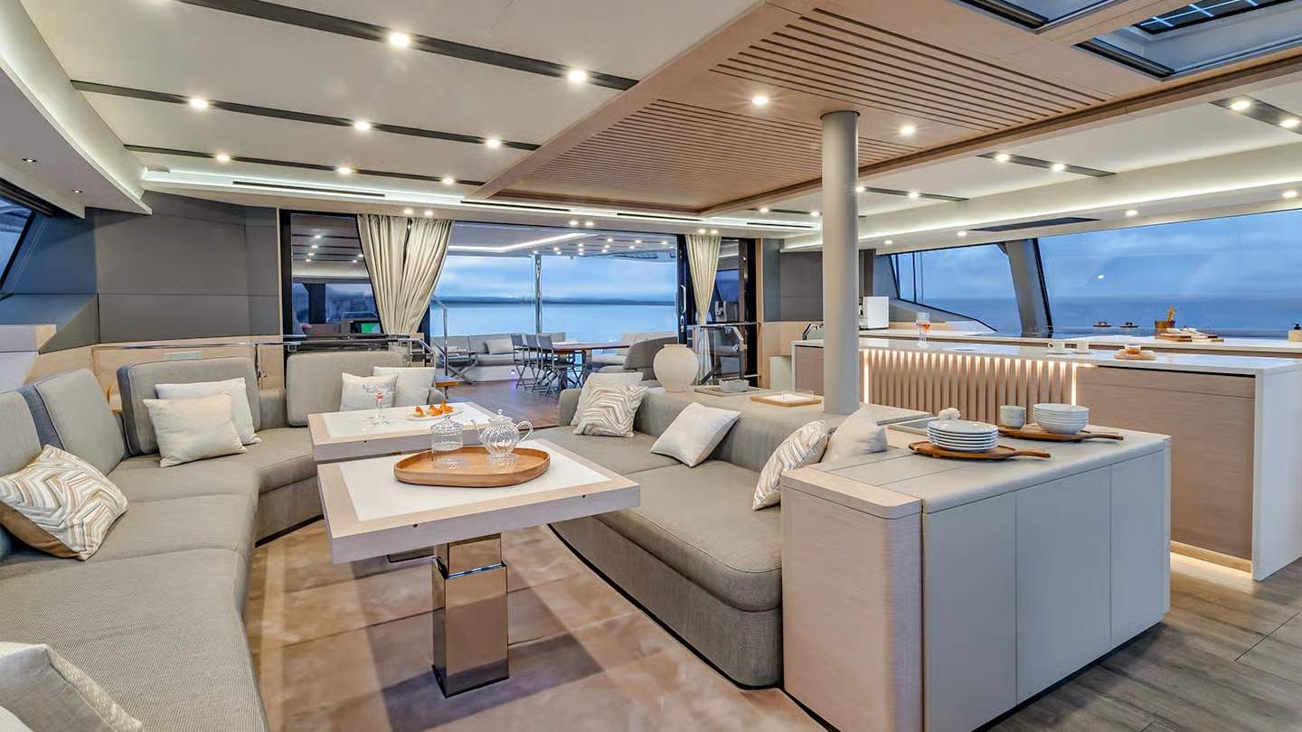 Fountaine Pajot Thíra 80 - wnętrze