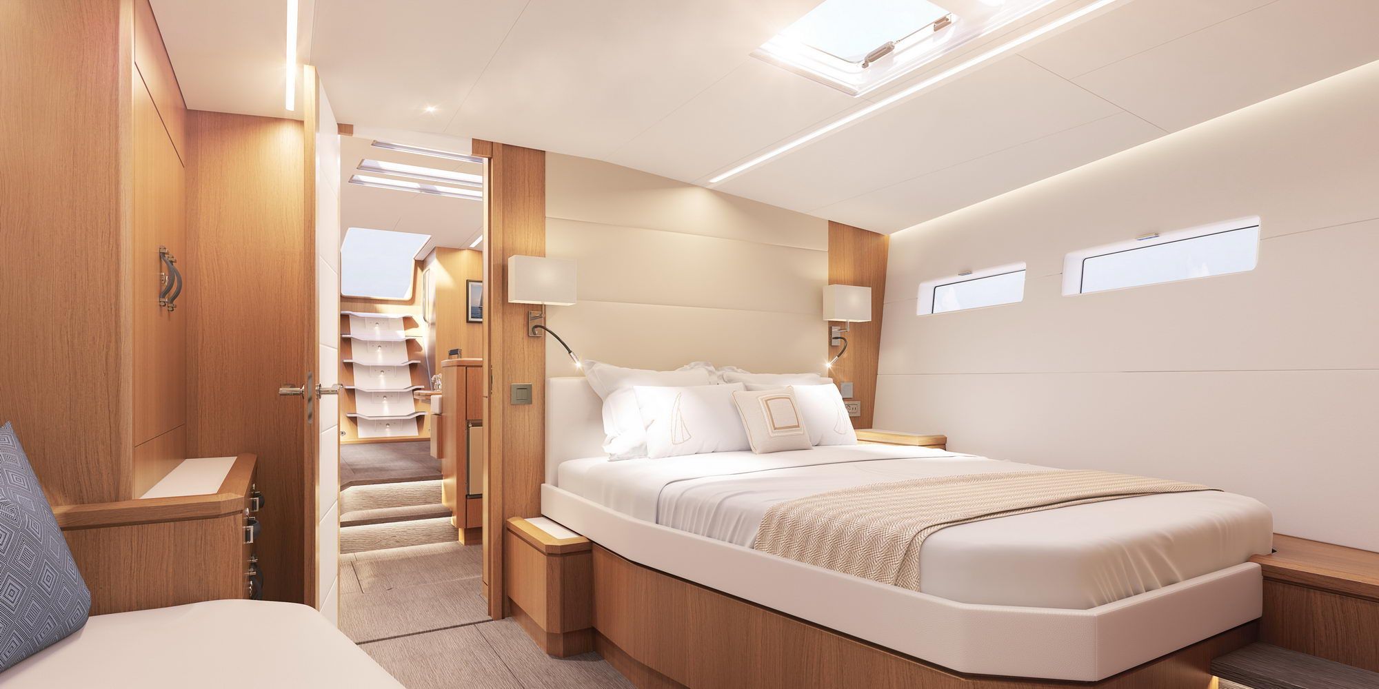 Innenraum der Eignerkabine der Jeanneau Yachts 60 mit großem Bett, Holzverkleidung und Fenstern.