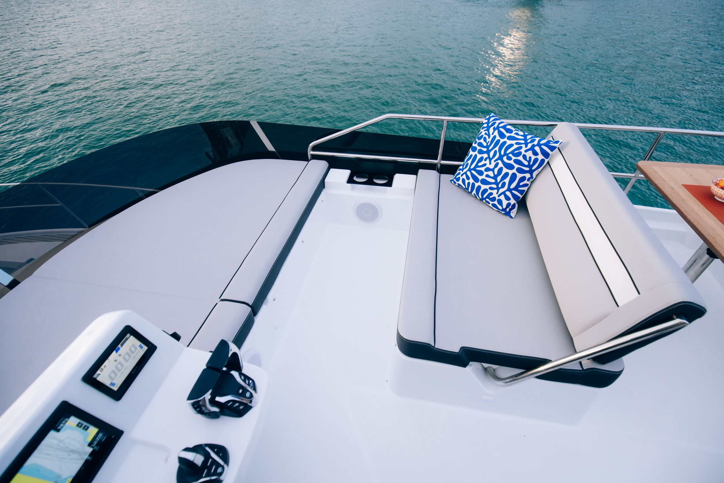 View of the flybridge on the Jeanneau Merry Fisher 1095 Fly Serie2 with seating, a table and the control panel.