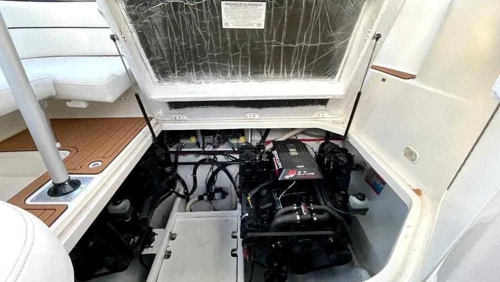 Otwarta komora silnikowa jachtu Bayliner 3055 Ciera z dwoma silnikami Mercury 5.7L.