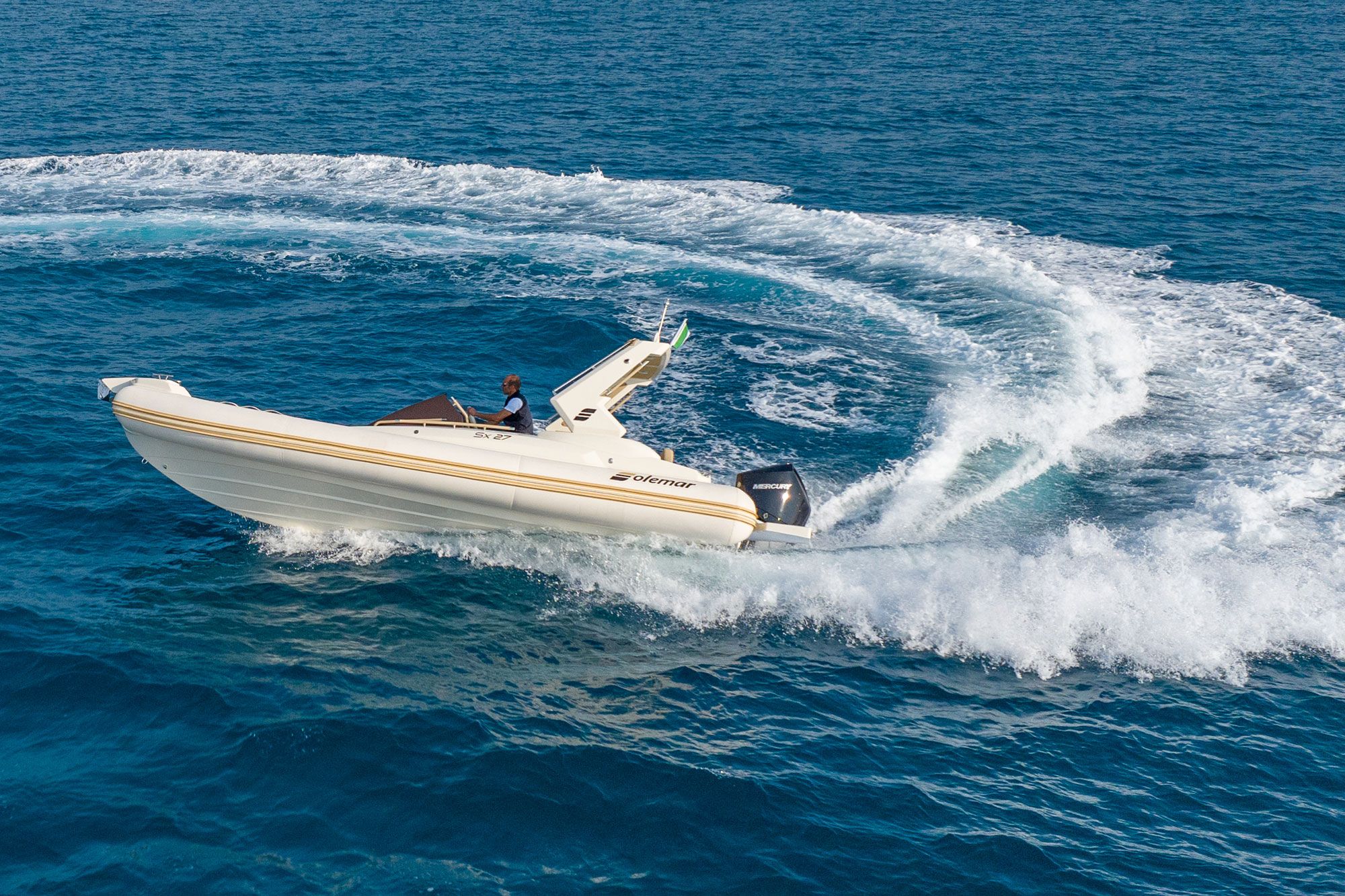 Der Solemar SX27 RIB mit Mercury-Außenbordmotor, in Fahrt auf dem Wasser und eine Welle erzeugend.