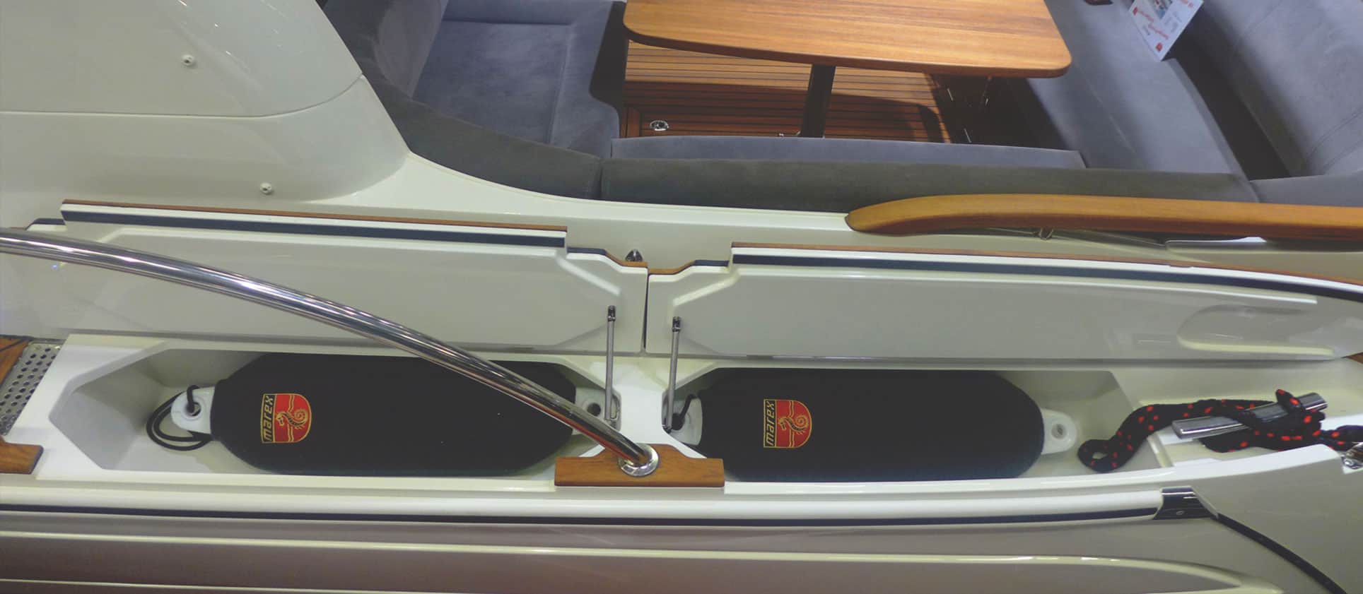 Schowki na odbijacze w burcie jachtu motorowego Marex 375. Widoczne dwa czarne odbijacze.