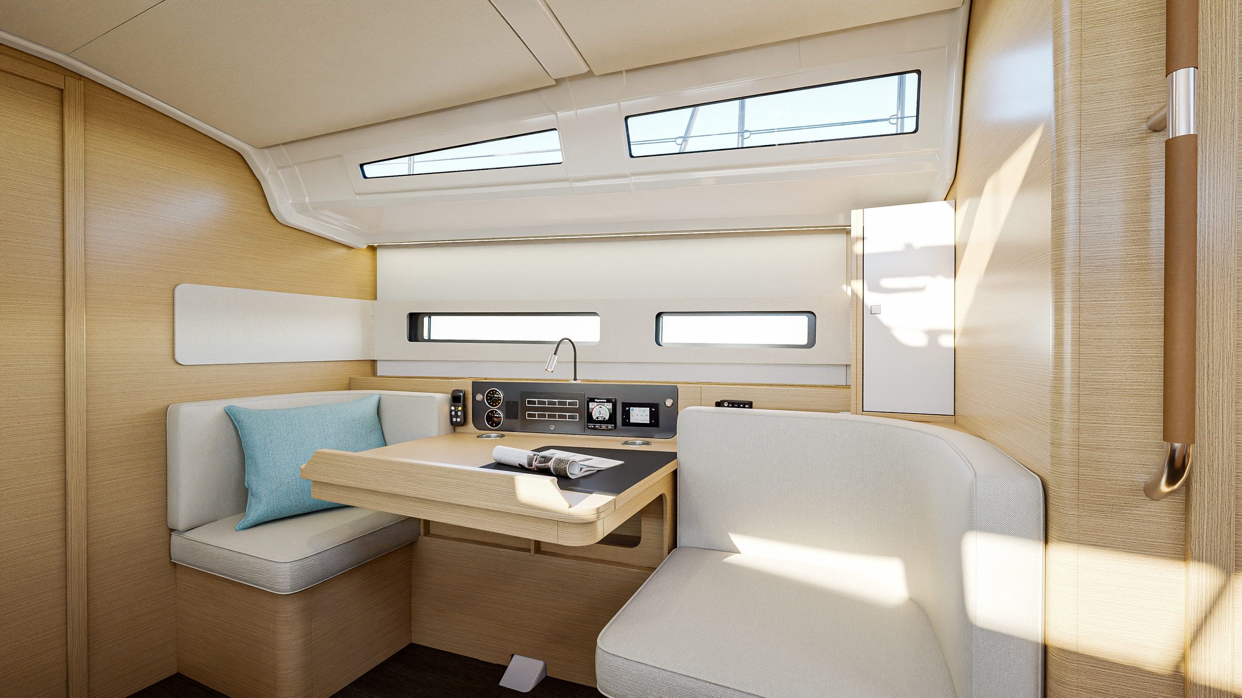 Innenraum der Jeanneau Sun Odyssey 415 mit Navigationsstation, Bedienpanel, Tisch und Sitzplätzen.