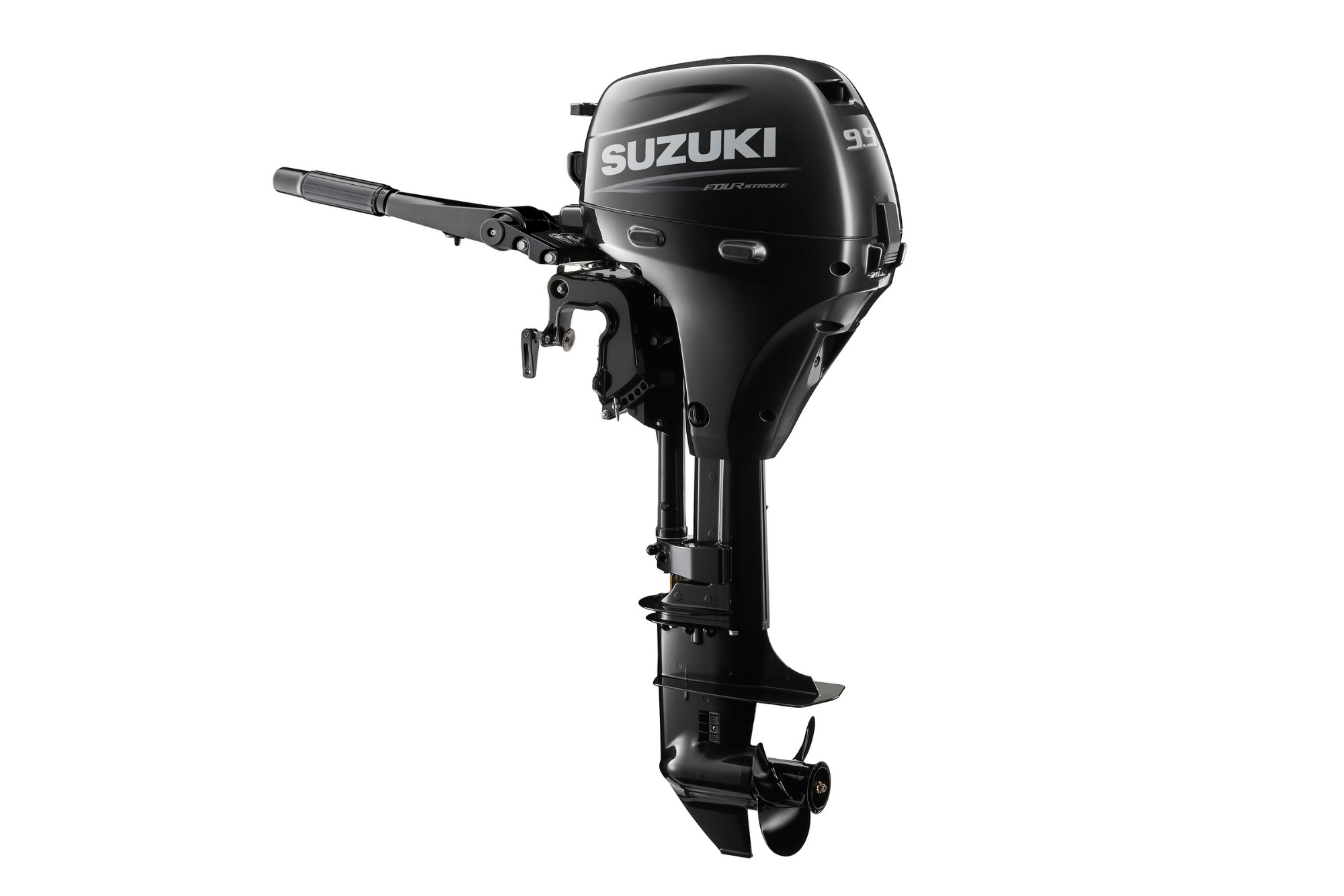 Czarny silnik zaburtowy Suzuki DF9.9B z manetką rumplową, widoczny z boku, na białym tle.