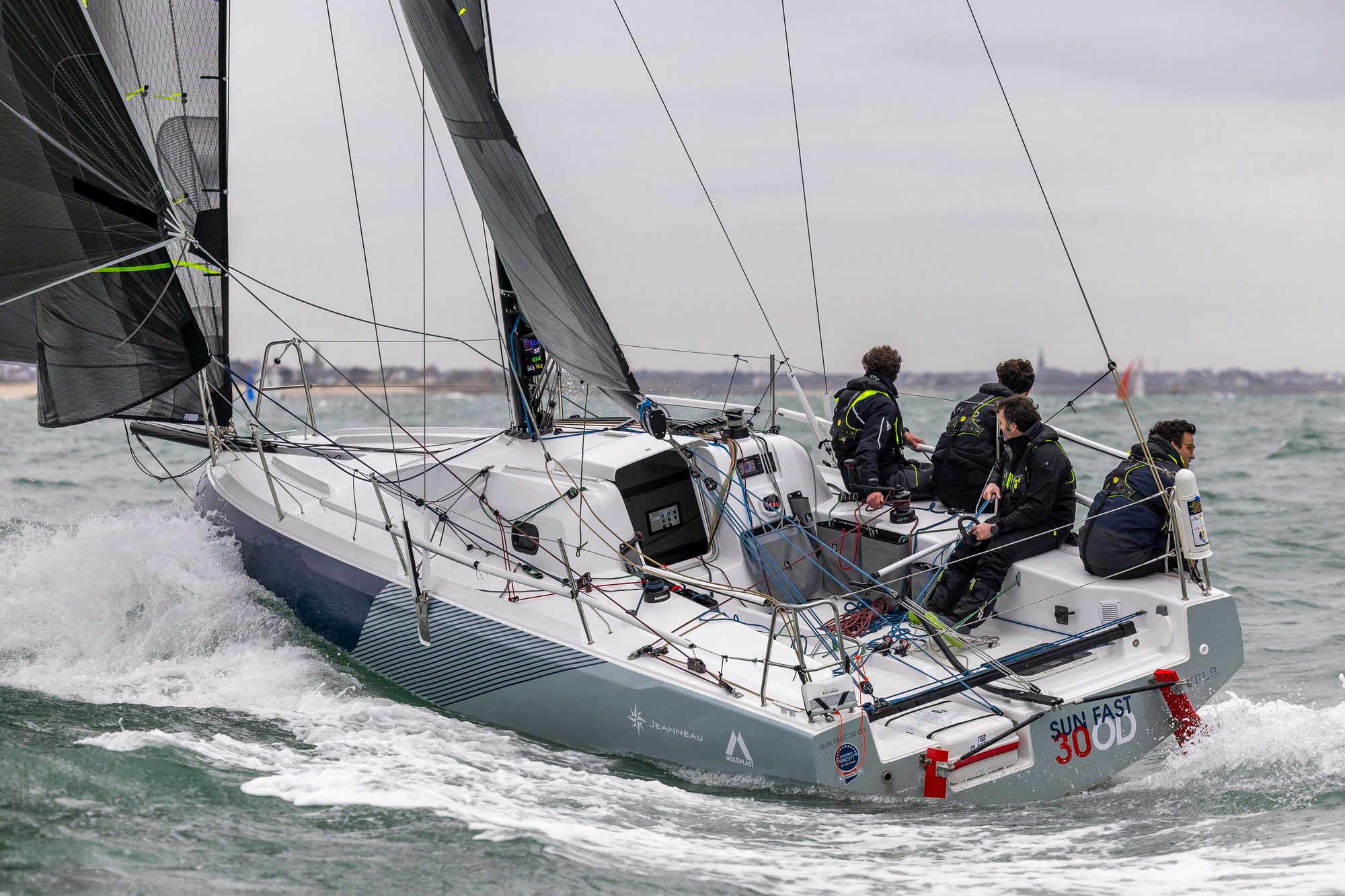 Jeanneau Sun Fast 30 One Design na wzburzonych falach z załogą podczas regat.