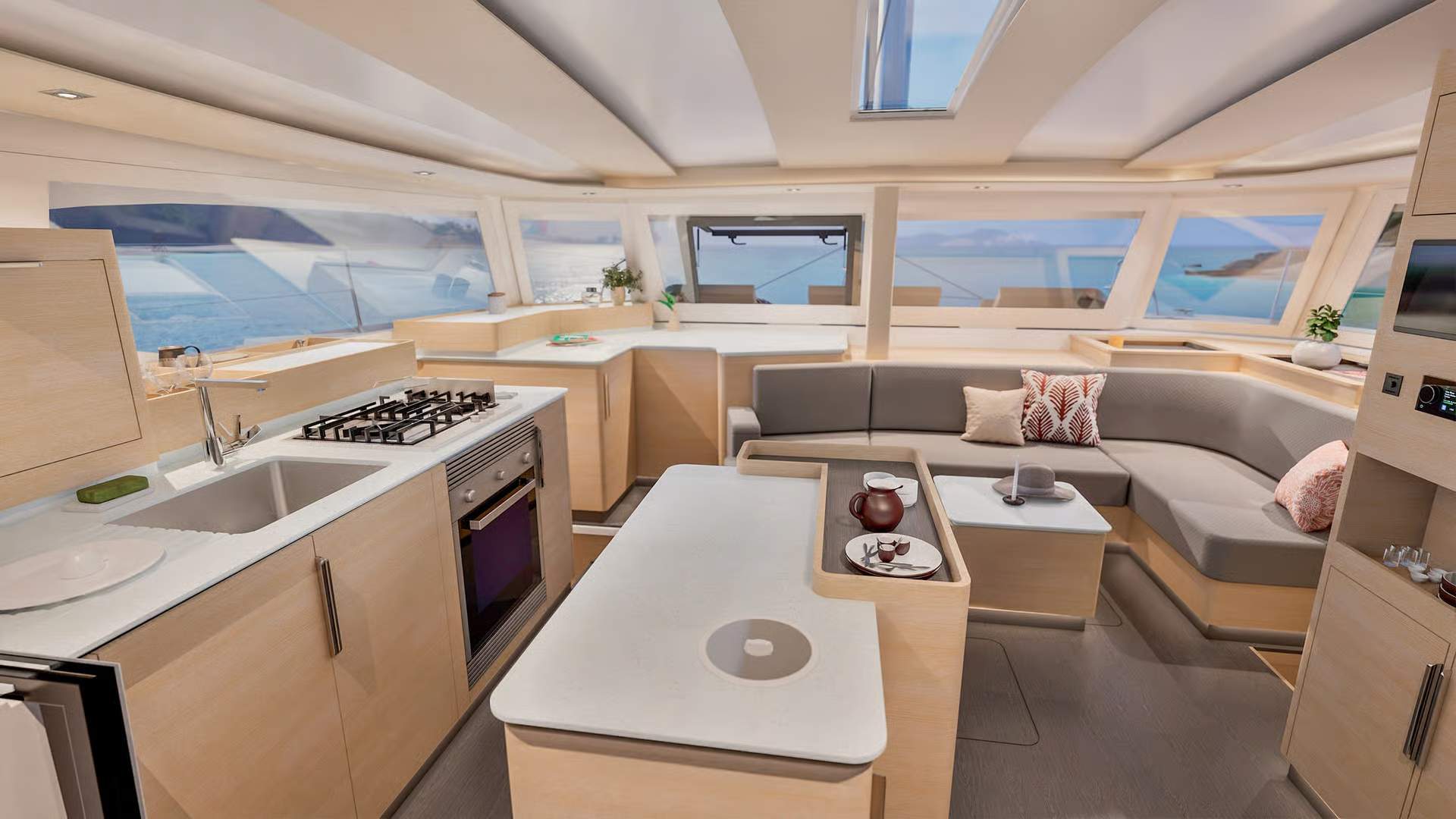 Przestronny salon i w pełni wyposażony kambuz katamaranu Fountaine Pajot FP48 z widokiem na morze.