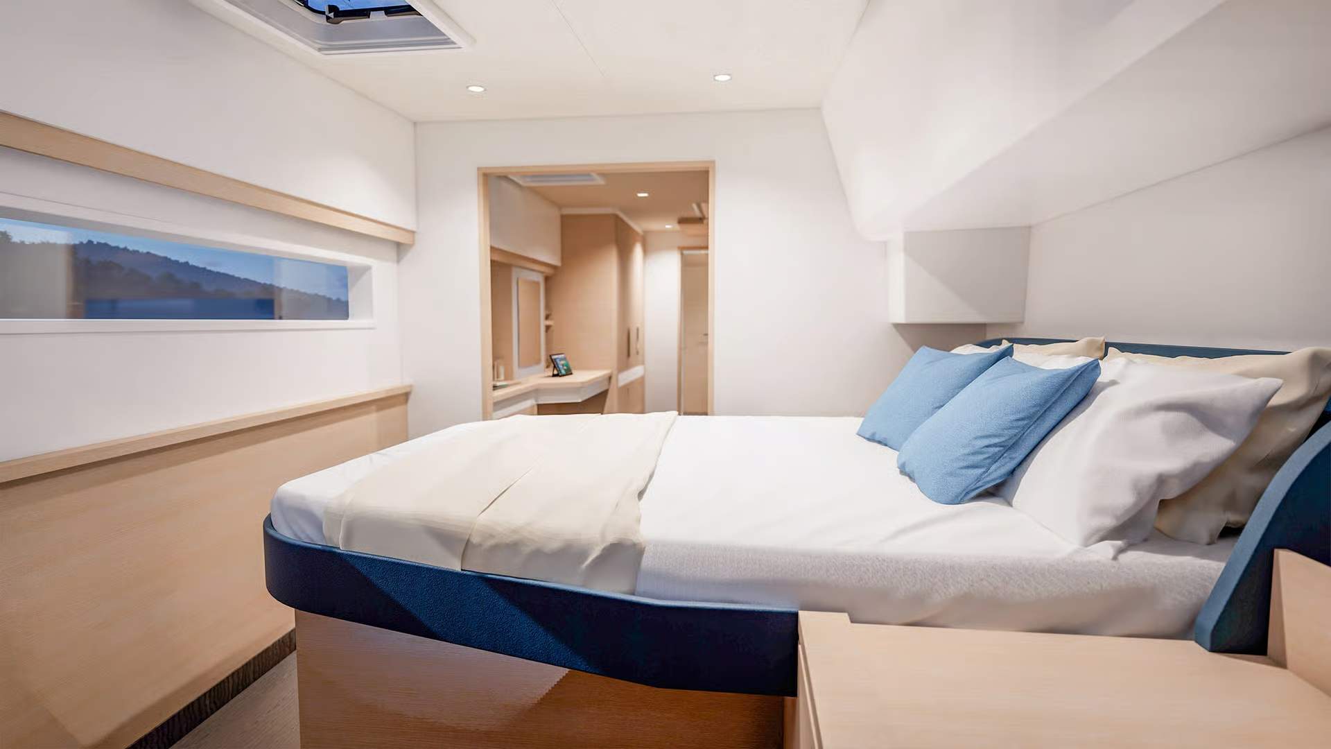 Przestronna kabina armatorska z podwójnym łóżkiem i oknem burtowym na katamaranie Fountaine Pajot FP48.