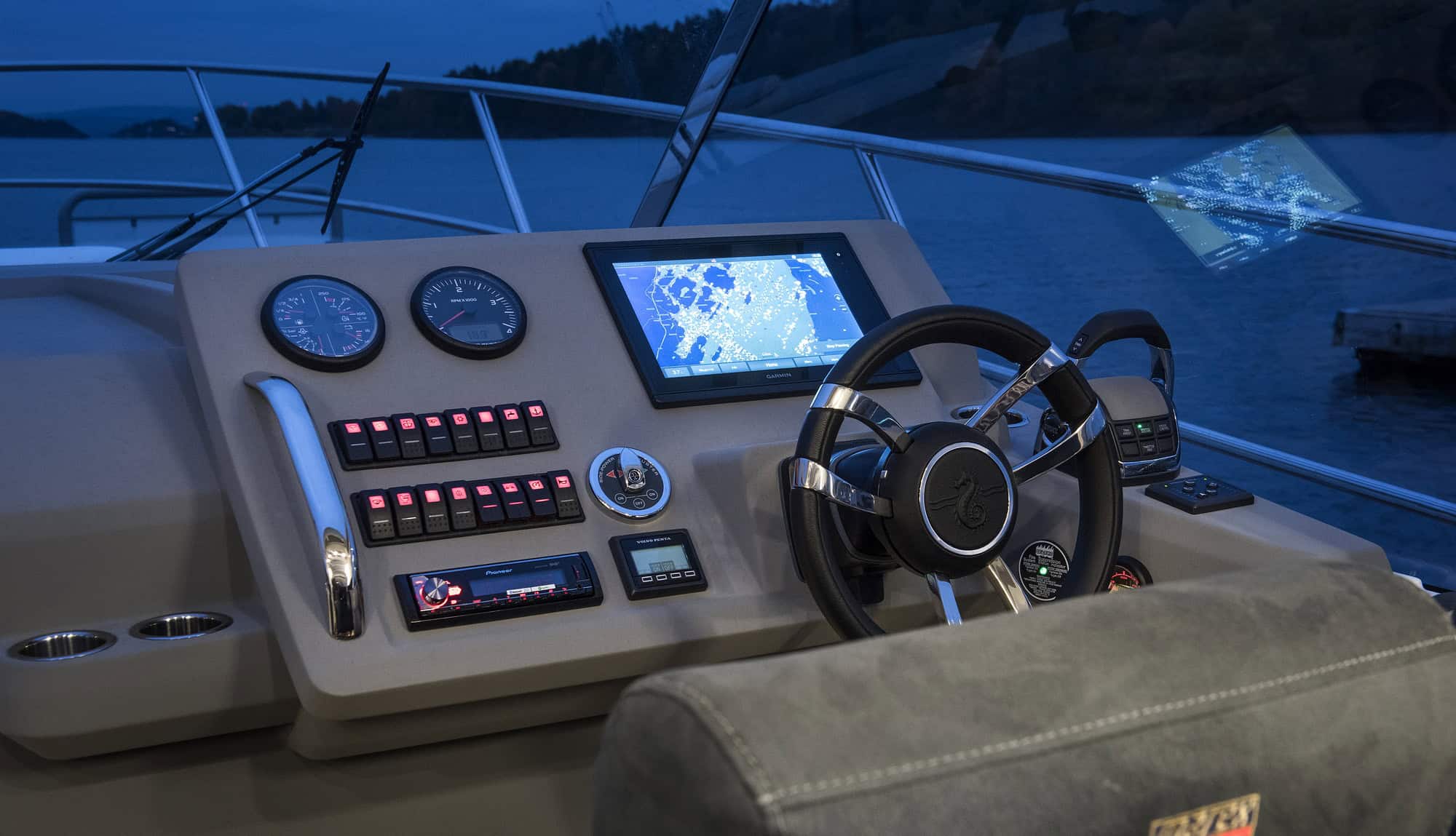 Widok na sterówkę jachtu Marex 310 Sun Cruiser z kierownicą, wyświetlaczem nawigacyjnym i panelami kontrolnymi.