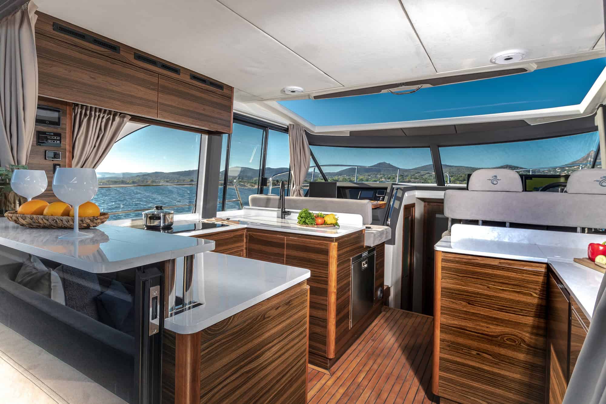 Geräumiger Innenraum der Marex 440 Gourmet Cruiser mit Küche, Salon und Panoramablick aufs Meer.