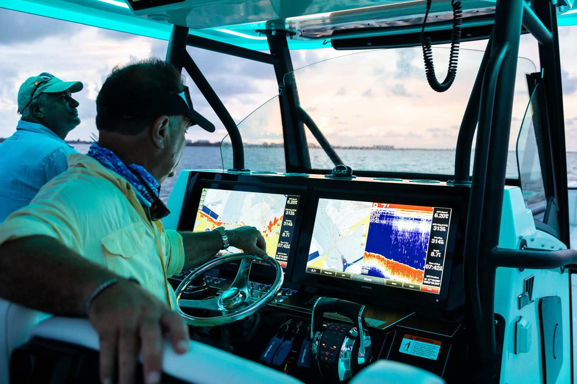 Ein Mann steuert die Wellcraft Fisherman 352 und beobachtet die modernen Navigations- und Sonardisplays.