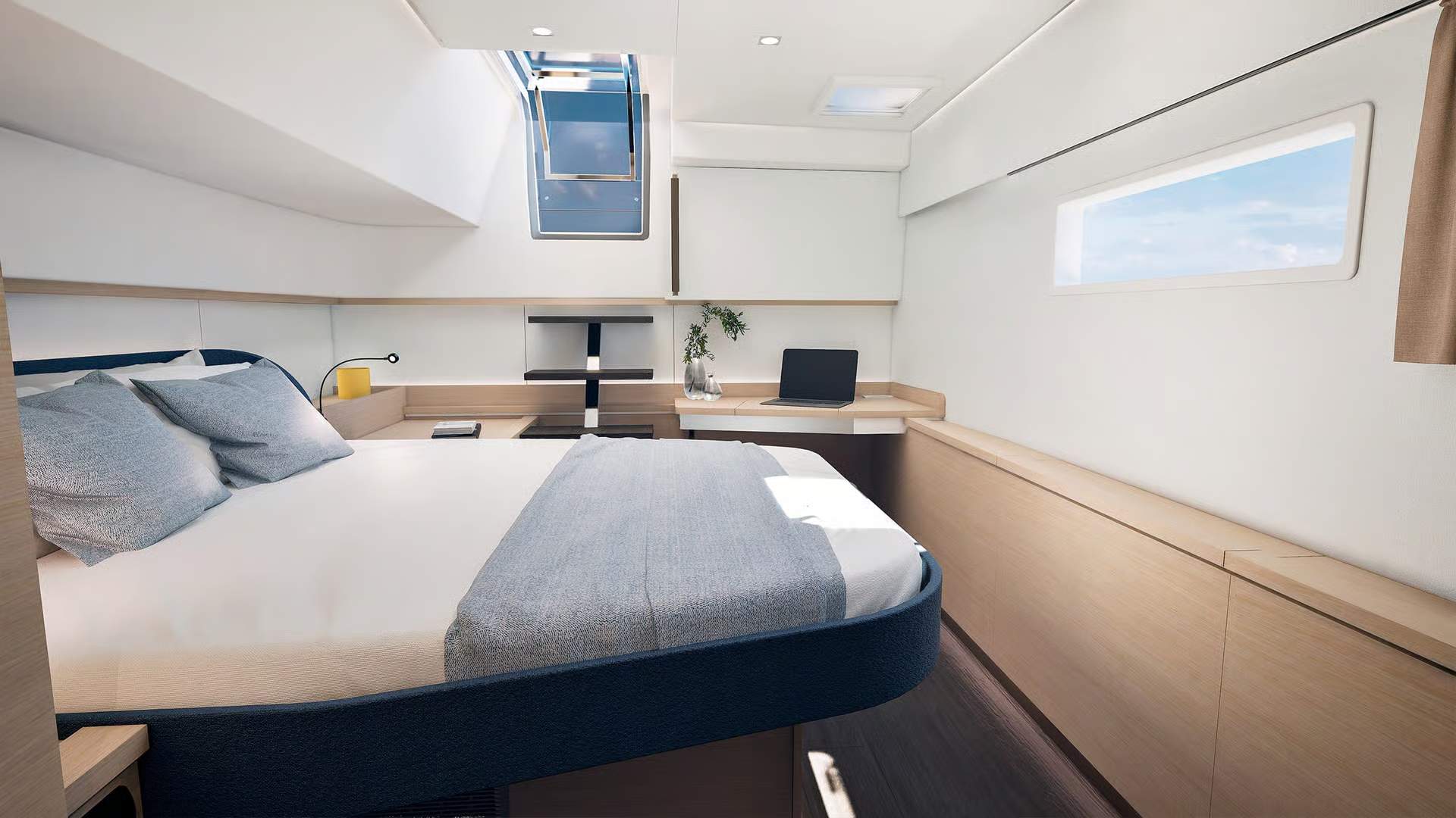 Wnętrze kabiny armatorskiej katamaranu Fountaine Pajot FP55 z dużym łóżkiem, biurkiem i oknami. Jasne, nowoczesne wykończenie.