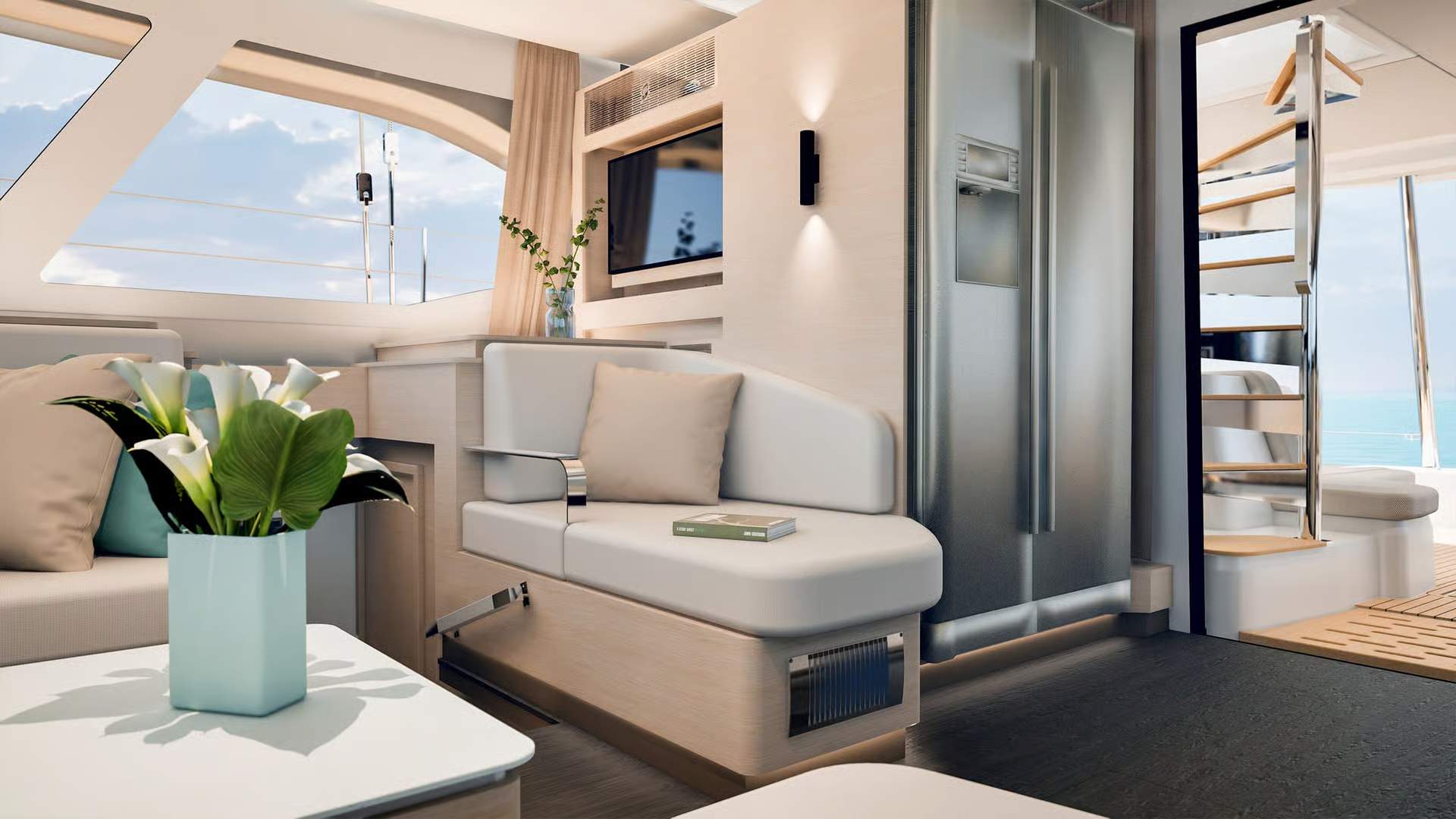 Luxuriöser Salon des Katamarans Fountaine Pajot FP55 mit Sofa, Fernseher, Kühlschrank und Treppe.