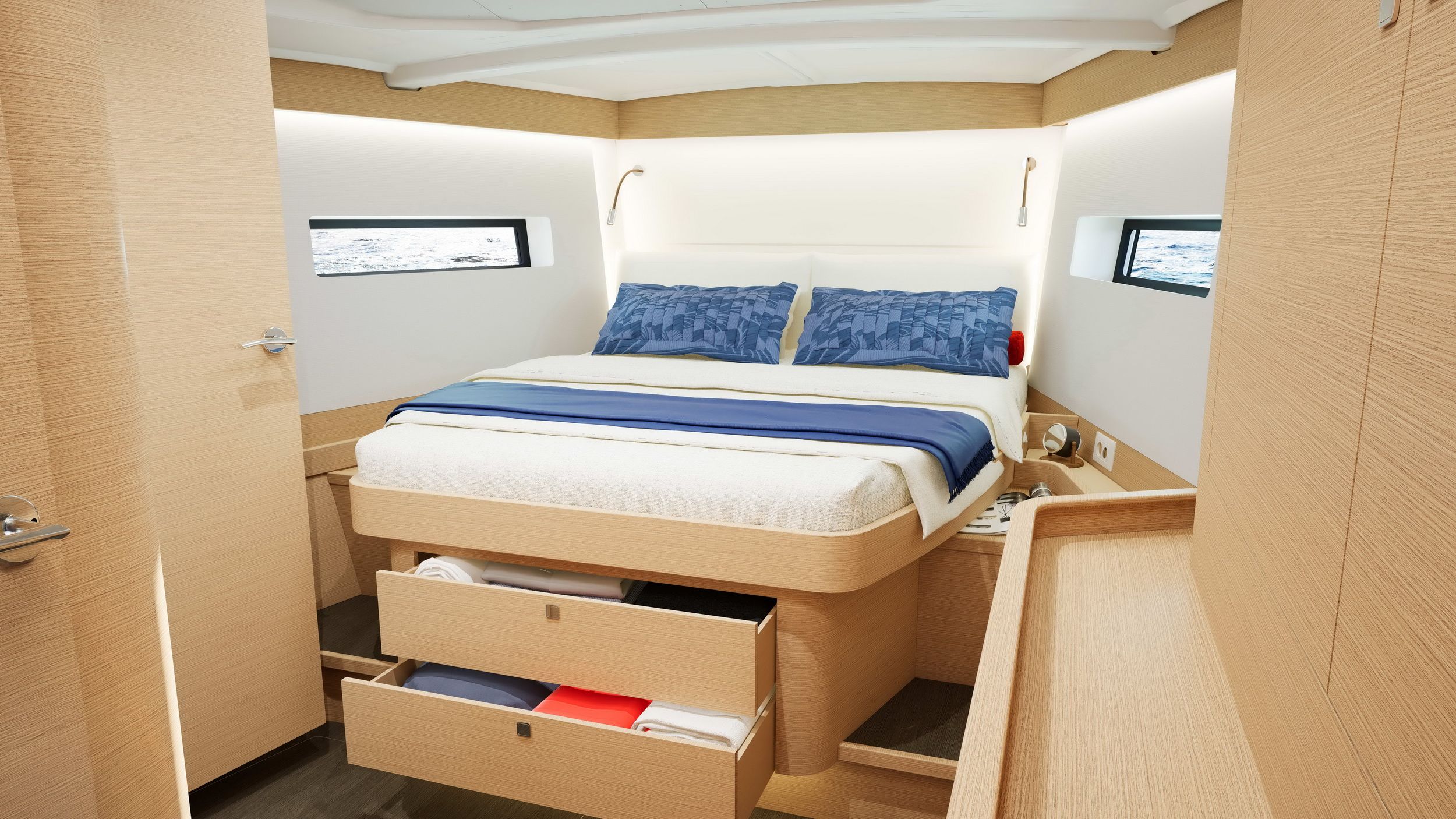 Sypialnia dziobowa na jachcie Jeanneau Sun Odyssey 455 z podwójnym łóżkiem i drewnianymi szafkami.