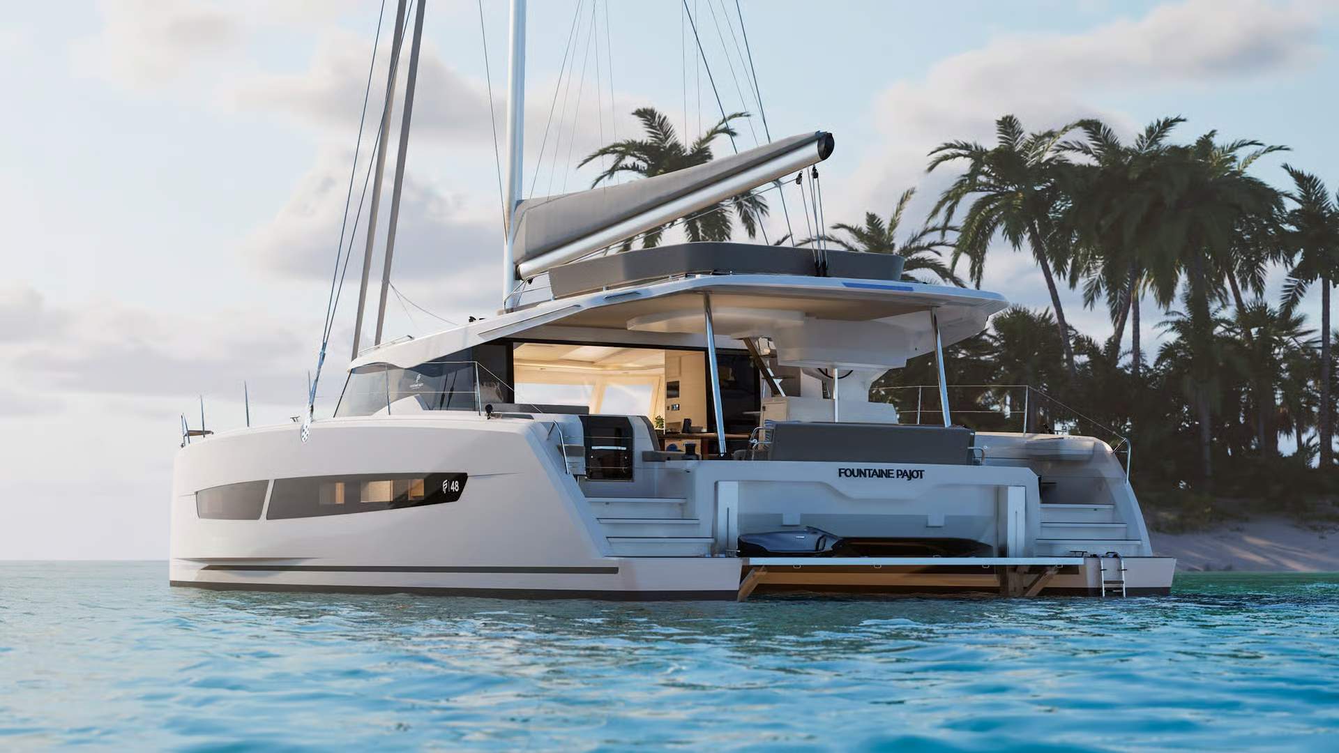 Katamarany Fountaine Pajot FP48 z opuszczoną platformą rufową i otwartym kokpitem, na tle tropikalnej plaży.
