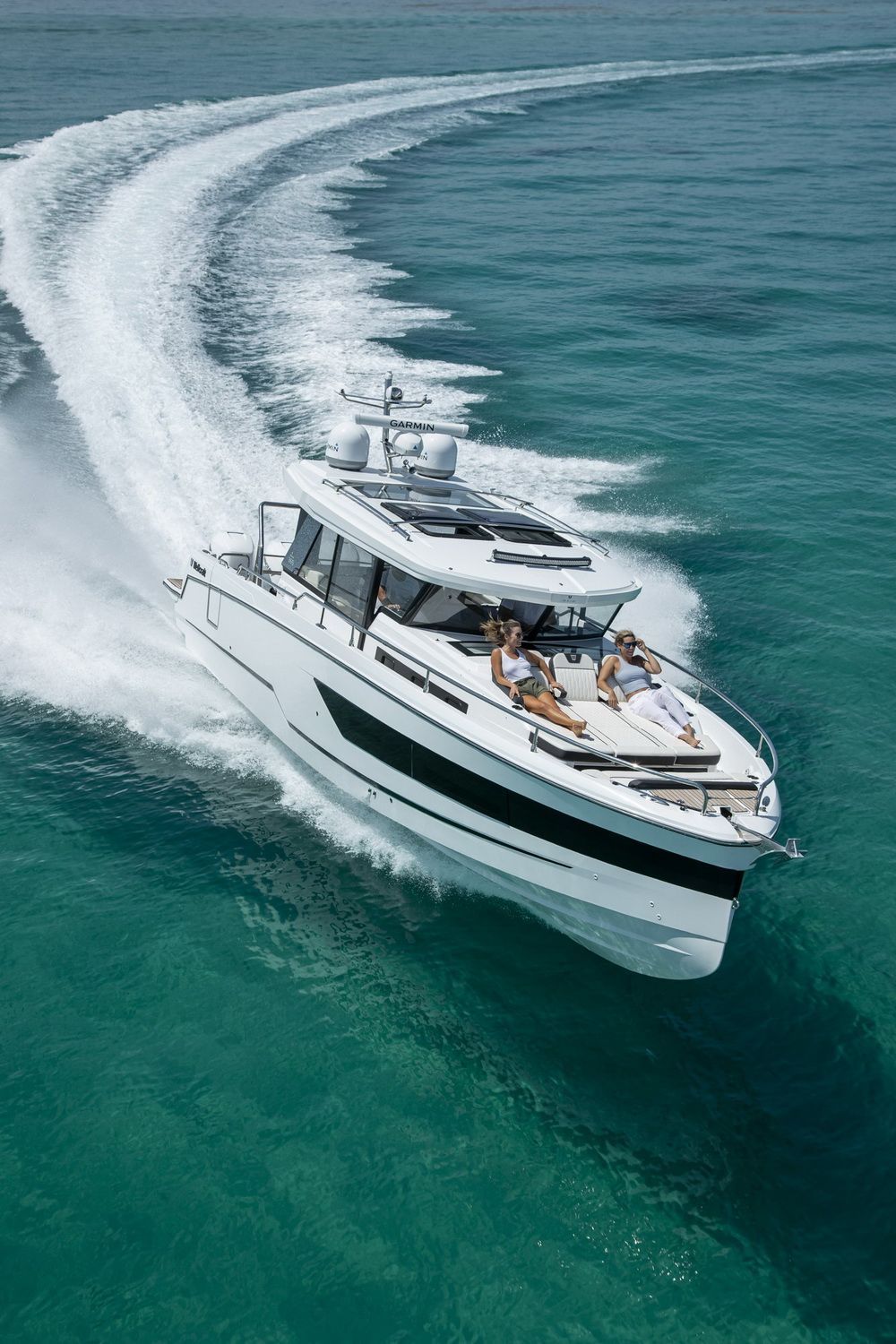 Wellcraft 38 Explorer, widok z góry, płynący po turkusowej wodzie, z dwiema osobami na dziobie.