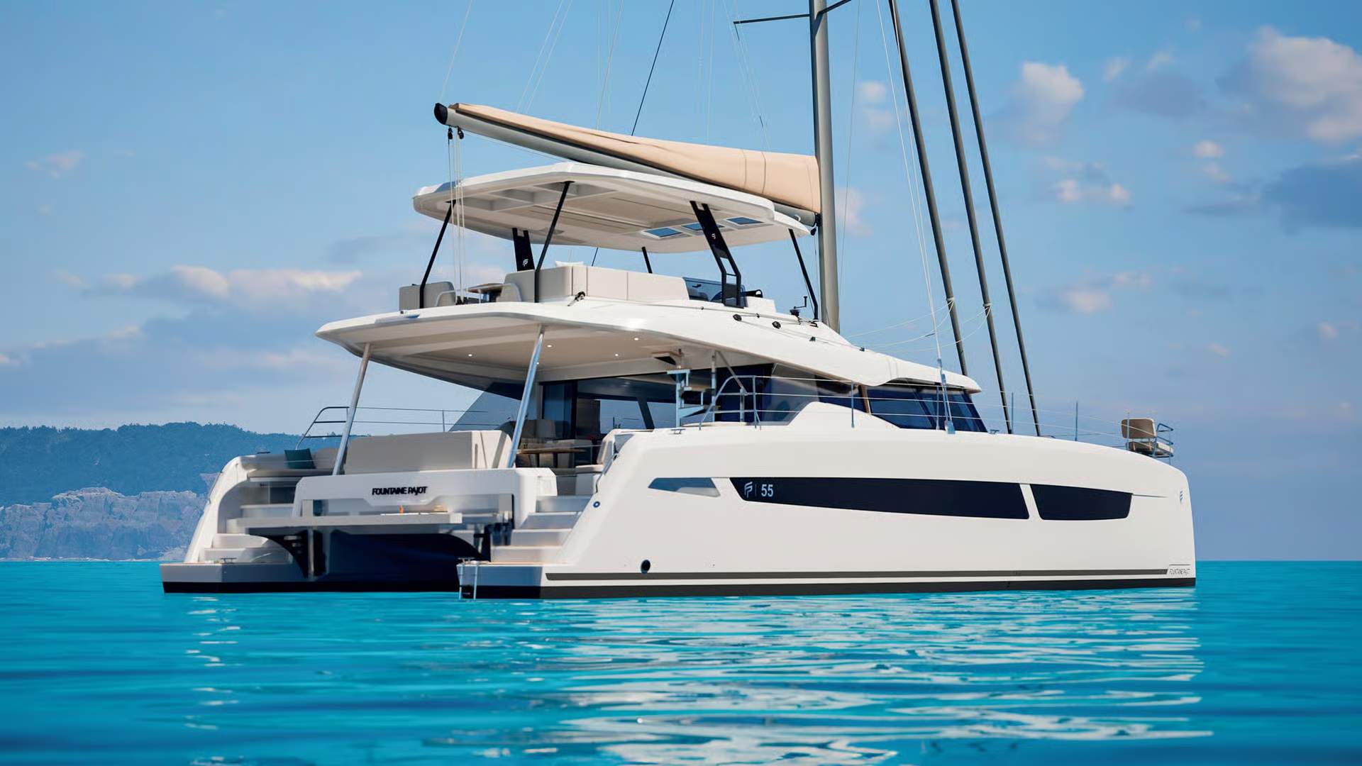 Biały katamaran żaglowy Fountaine Pajot FP55 na spokojnej, turkusowej wodzie, widok z boku i rufy.