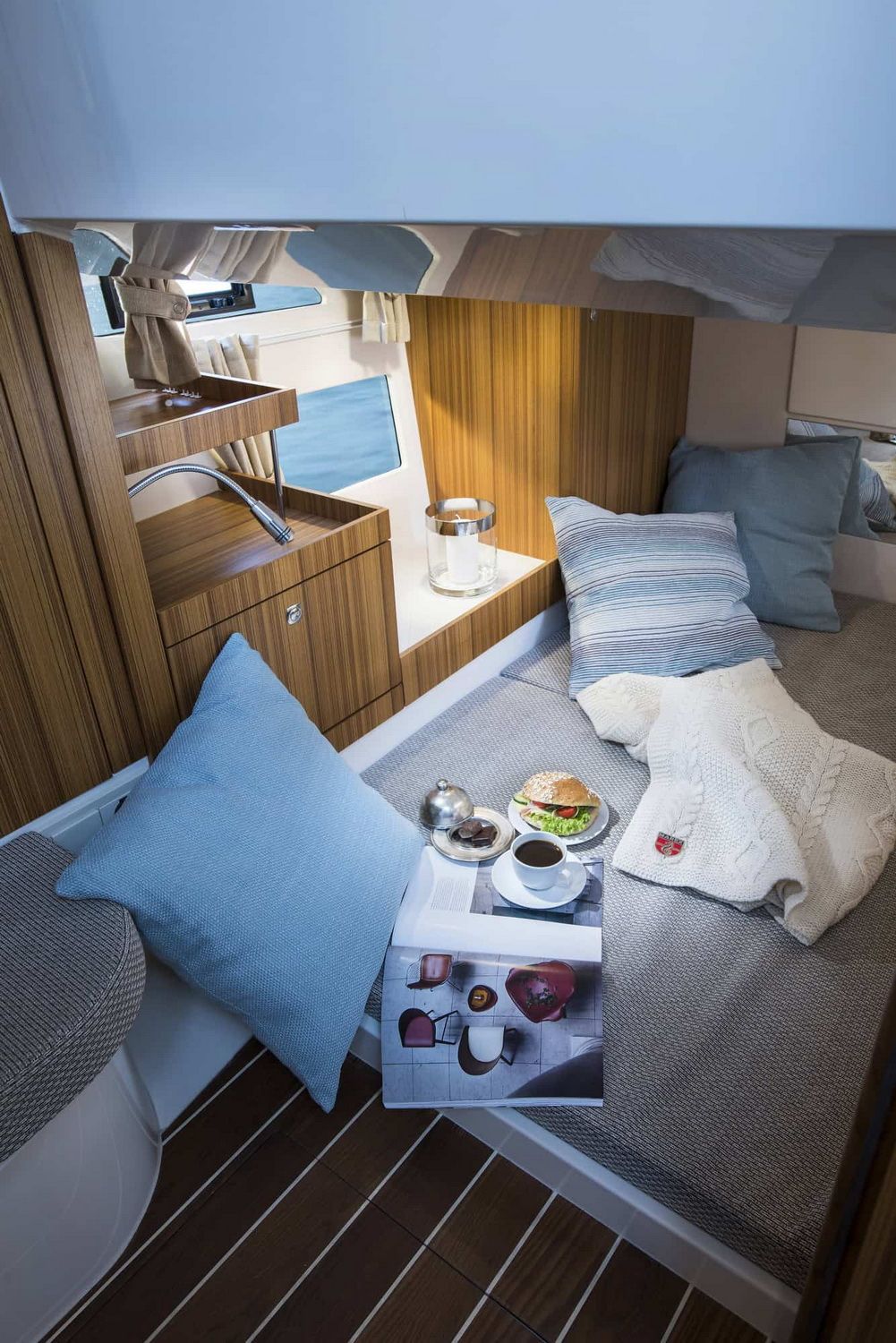 Innenraum einer Schlafkabine der Marex 310 Sun Cruiser mit Schlafplatz, Kissen und einer kleinen Waschbeckennische.
