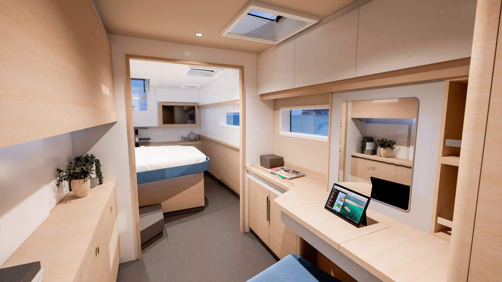 Innenraum der Eignerkabine des Katamarans Fountaine Pajot FP48 mit Bett, Schreibtisch und Schränken.