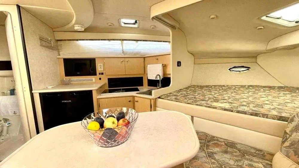 Wnętrze jachtu Bayliner 3055 Ciera z salonem, aneksem kuchennym i kabiną dziobową.